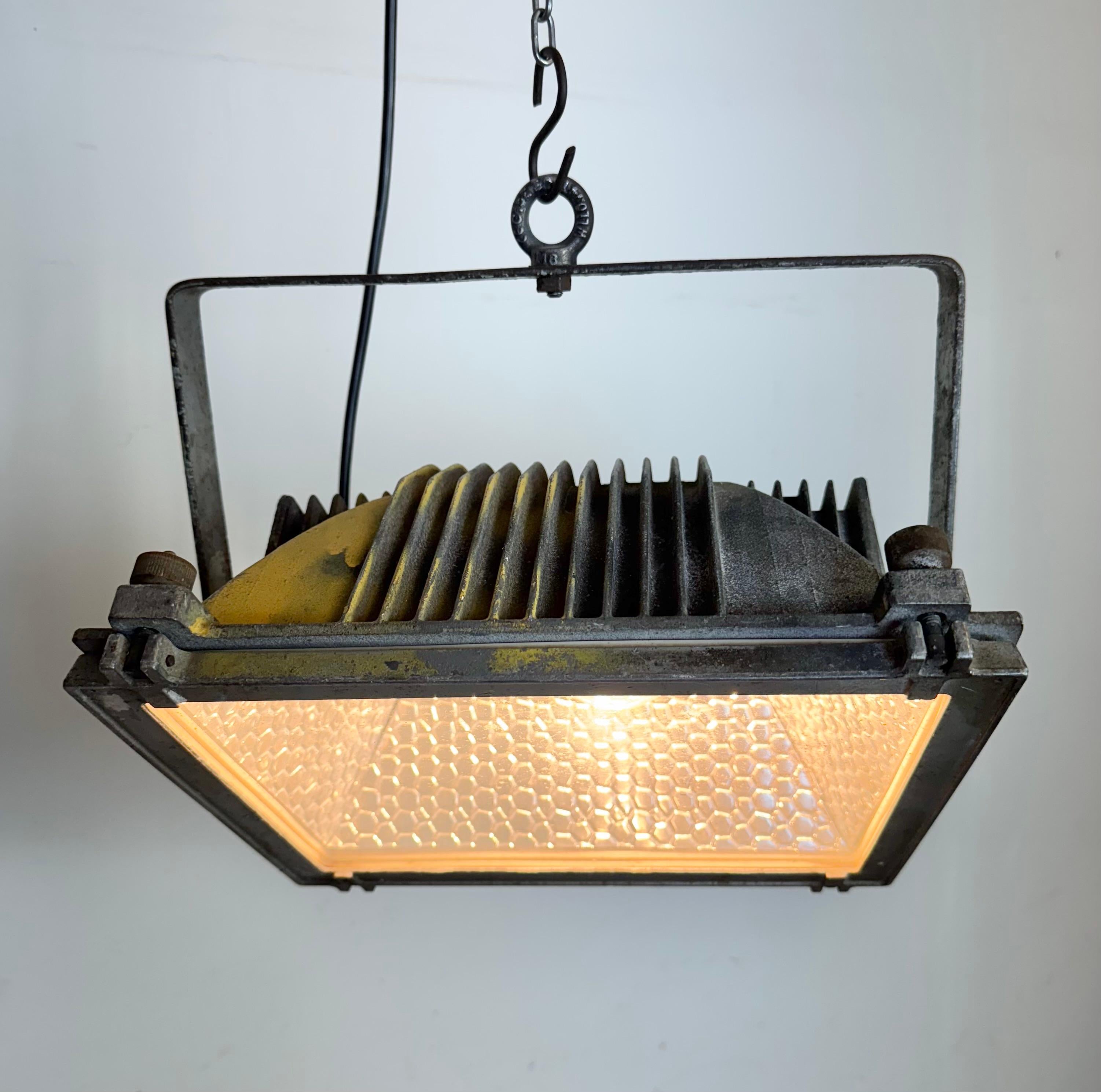Lampe de théâtre grise avec couvercle en verre, années 1980 en vente 5