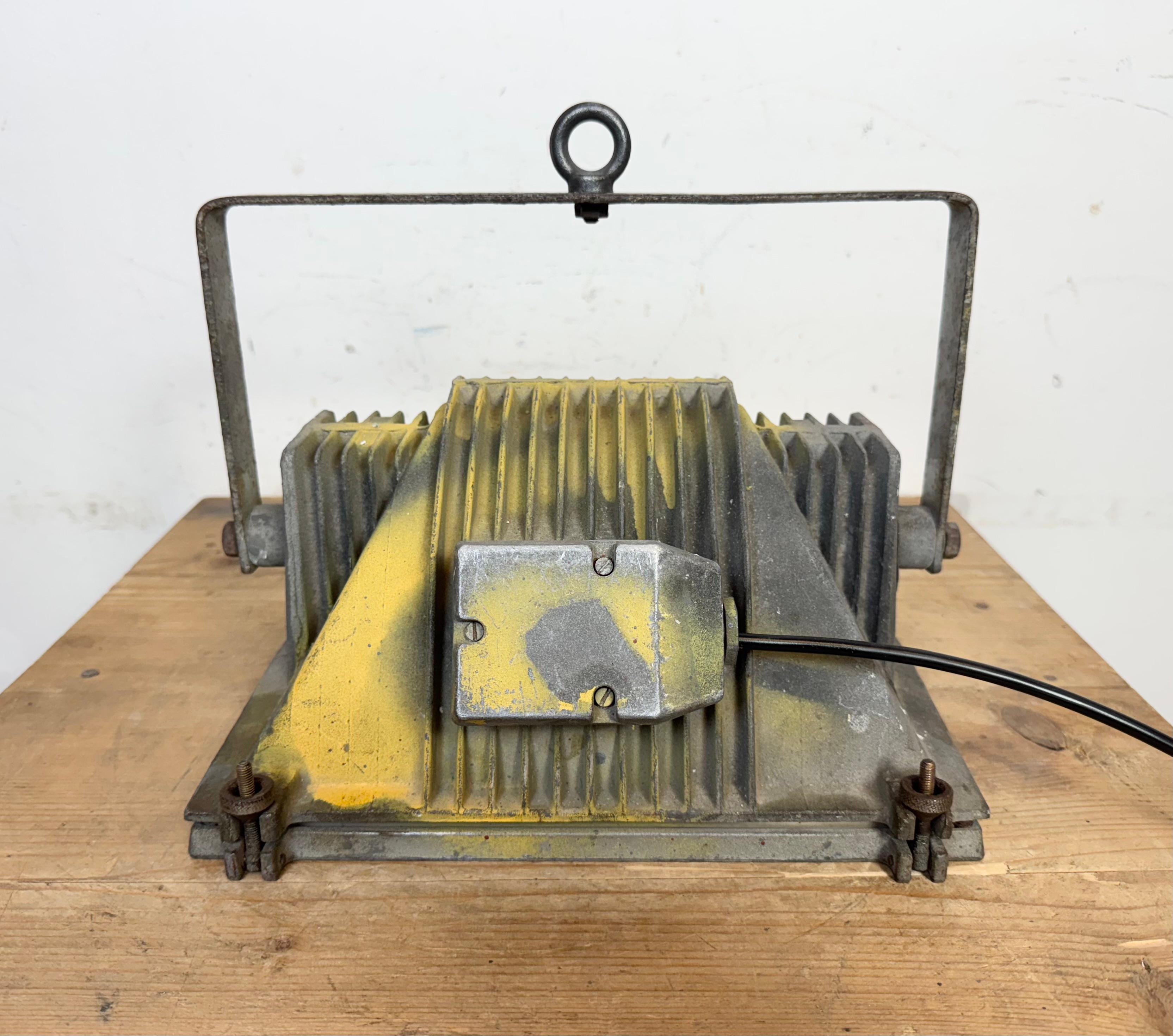 Lampe de théâtre grise avec couvercle en verre, années 1980 en vente 6