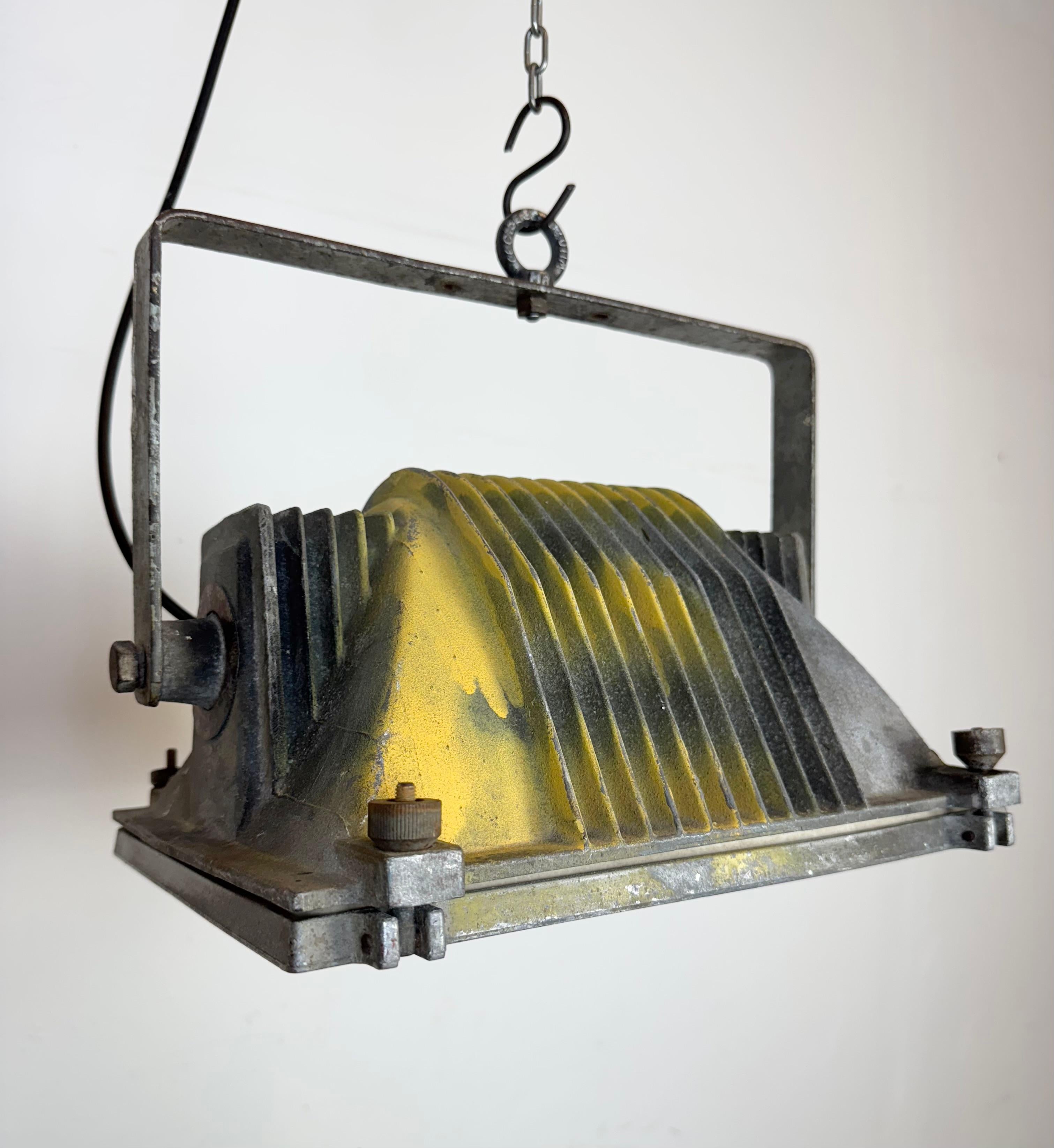 Lampe de théâtre grise avec couvercle en verre, années 1980 en vente 7