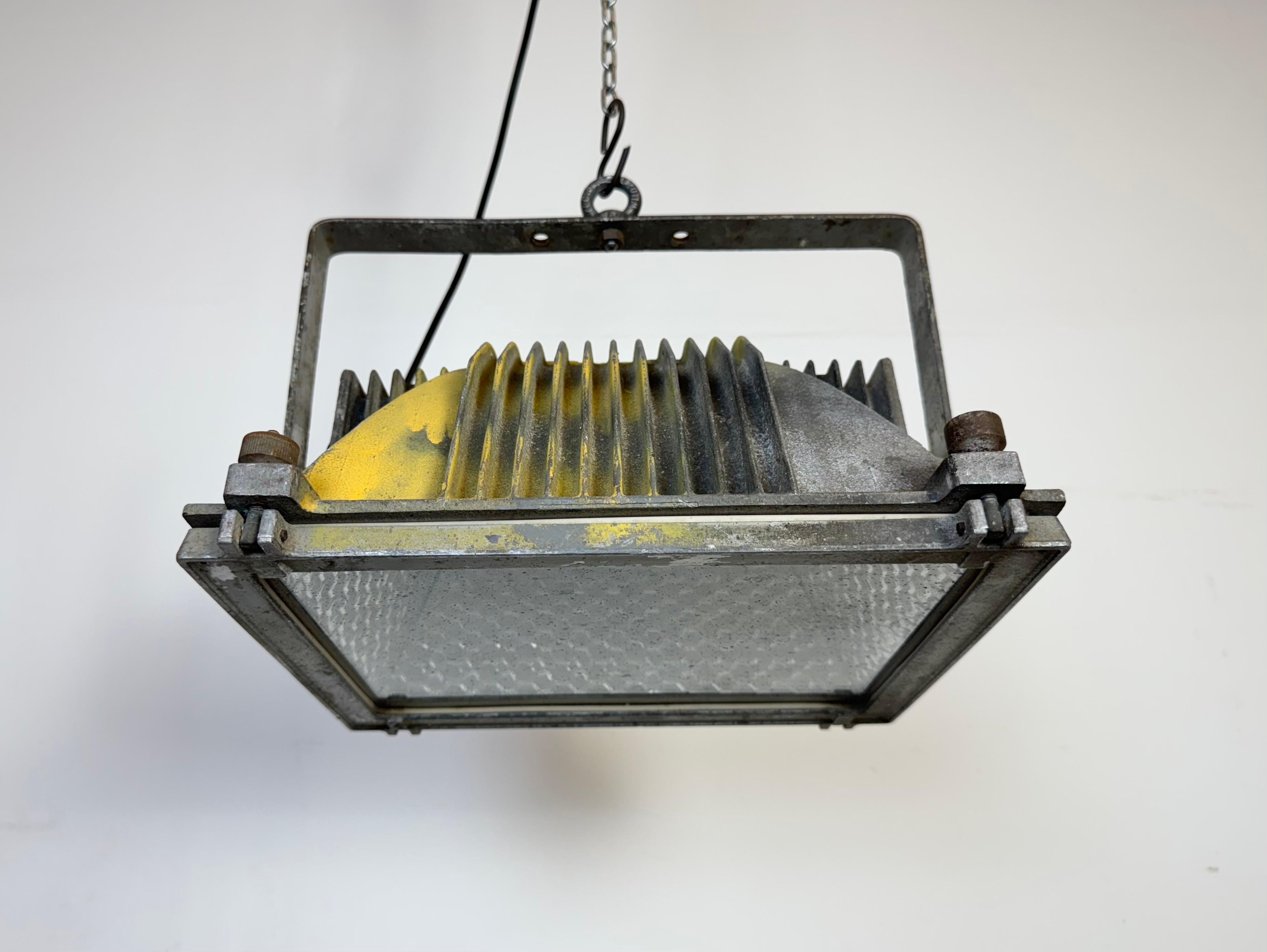 Lampe de théâtre grise avec couvercle en verre, années 1980 en vente 8