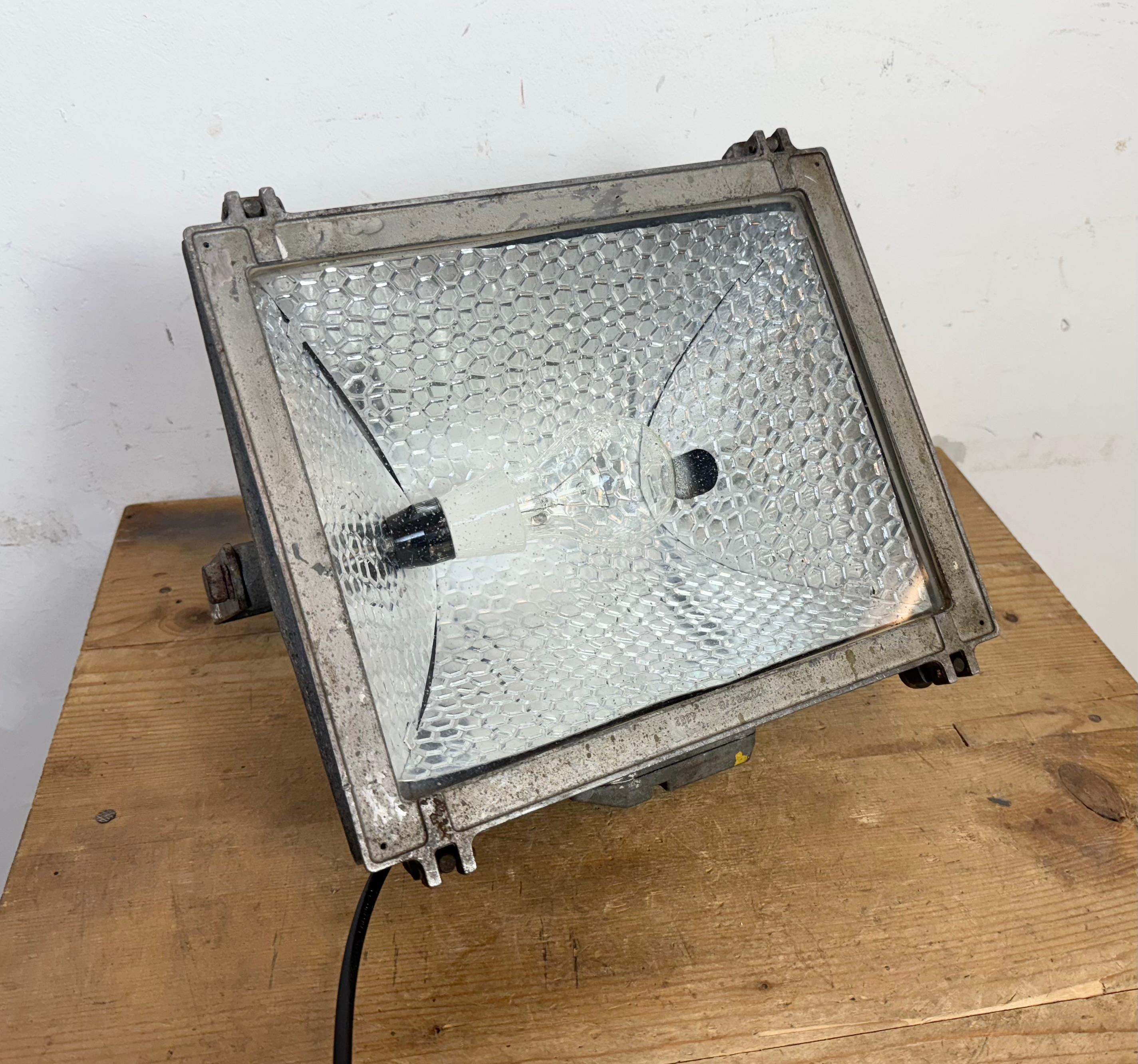 Lampe de théâtre grise avec couvercle en verre, années 1980 en vente 9
