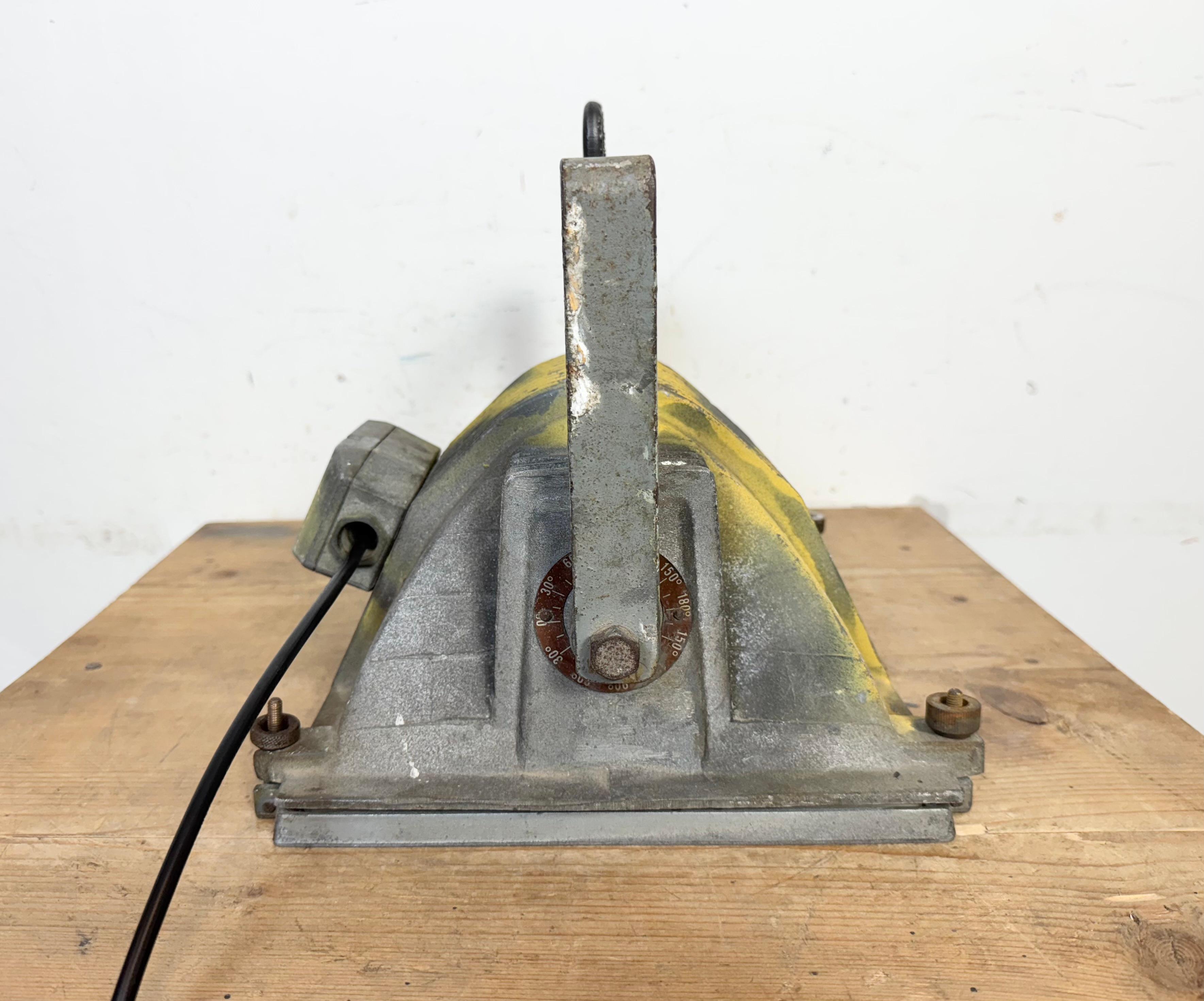 Lampe de théâtre grise avec couvercle en verre, années 1980 en vente 10
