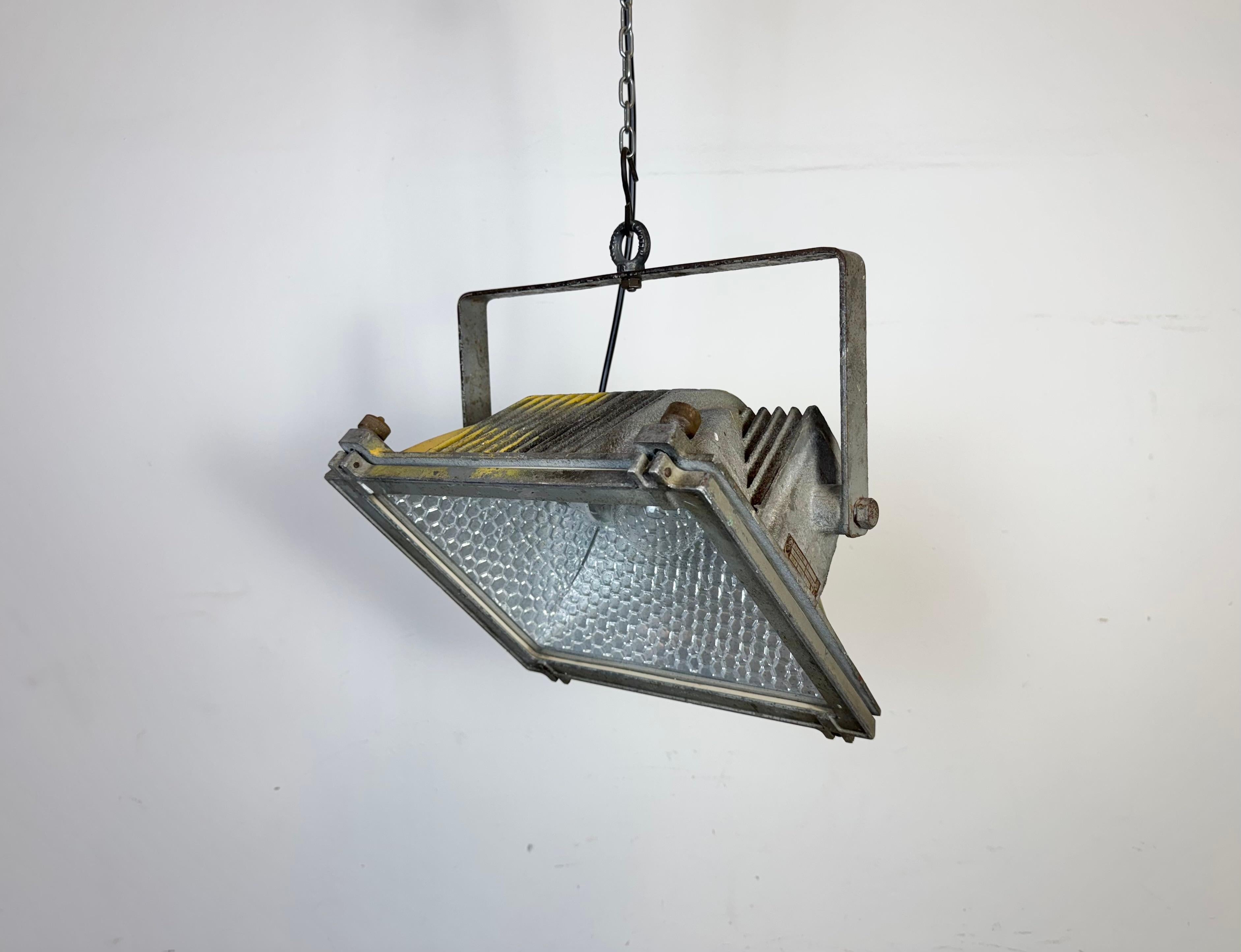 - Projecteur de théâtre vintage fabriqué dans l'ancienne Tchécoslovaquie au cours des années 1980. 
- Il se compose d'un corps en aluminium moulé gris, d'une poignée en fer et d'un couvercle en verre transparent.
- La douille en porcelaine est