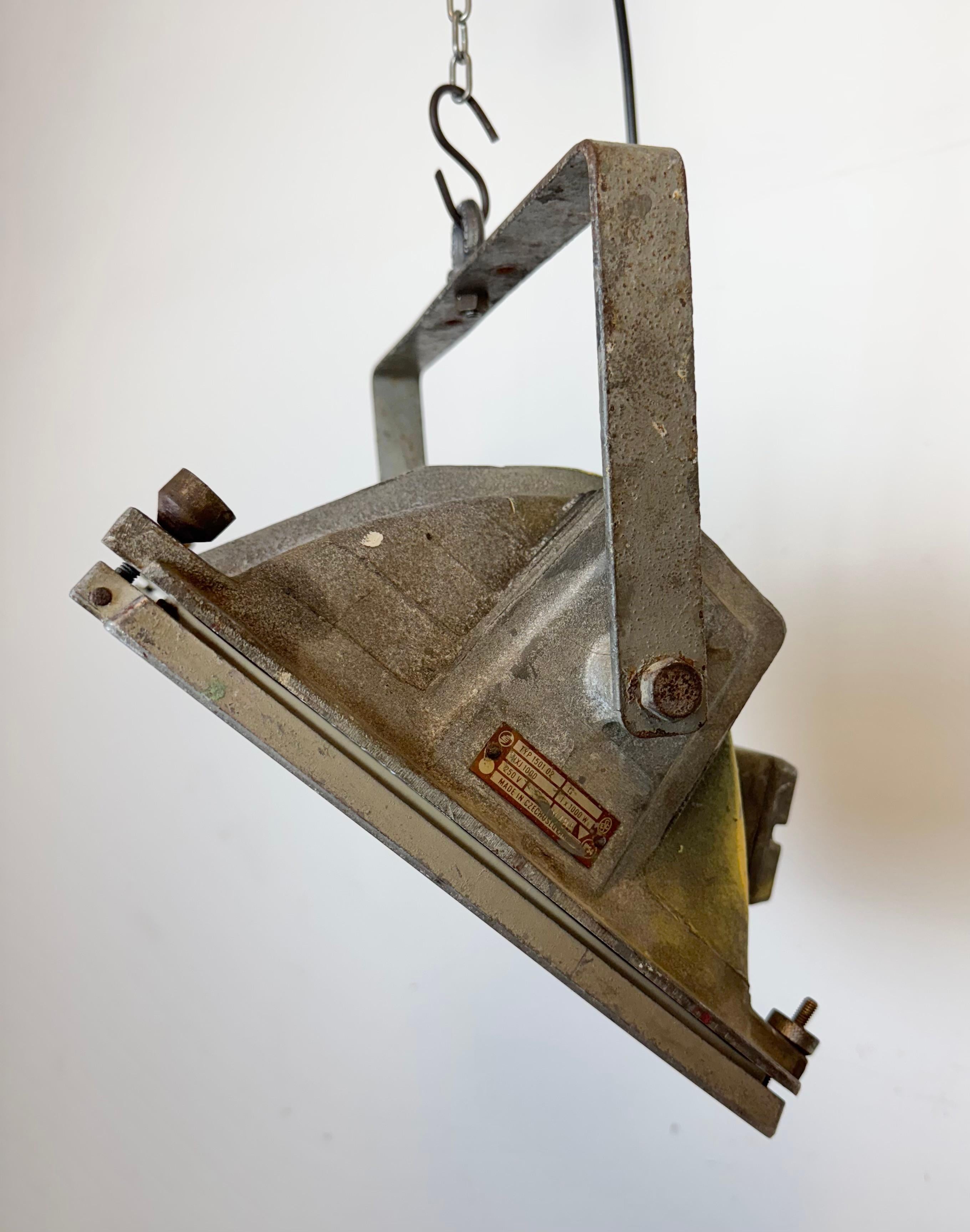 Lampe de théâtre grise avec couvercle en verre, années 1980 Bon état - En vente à Kojetice, CZ