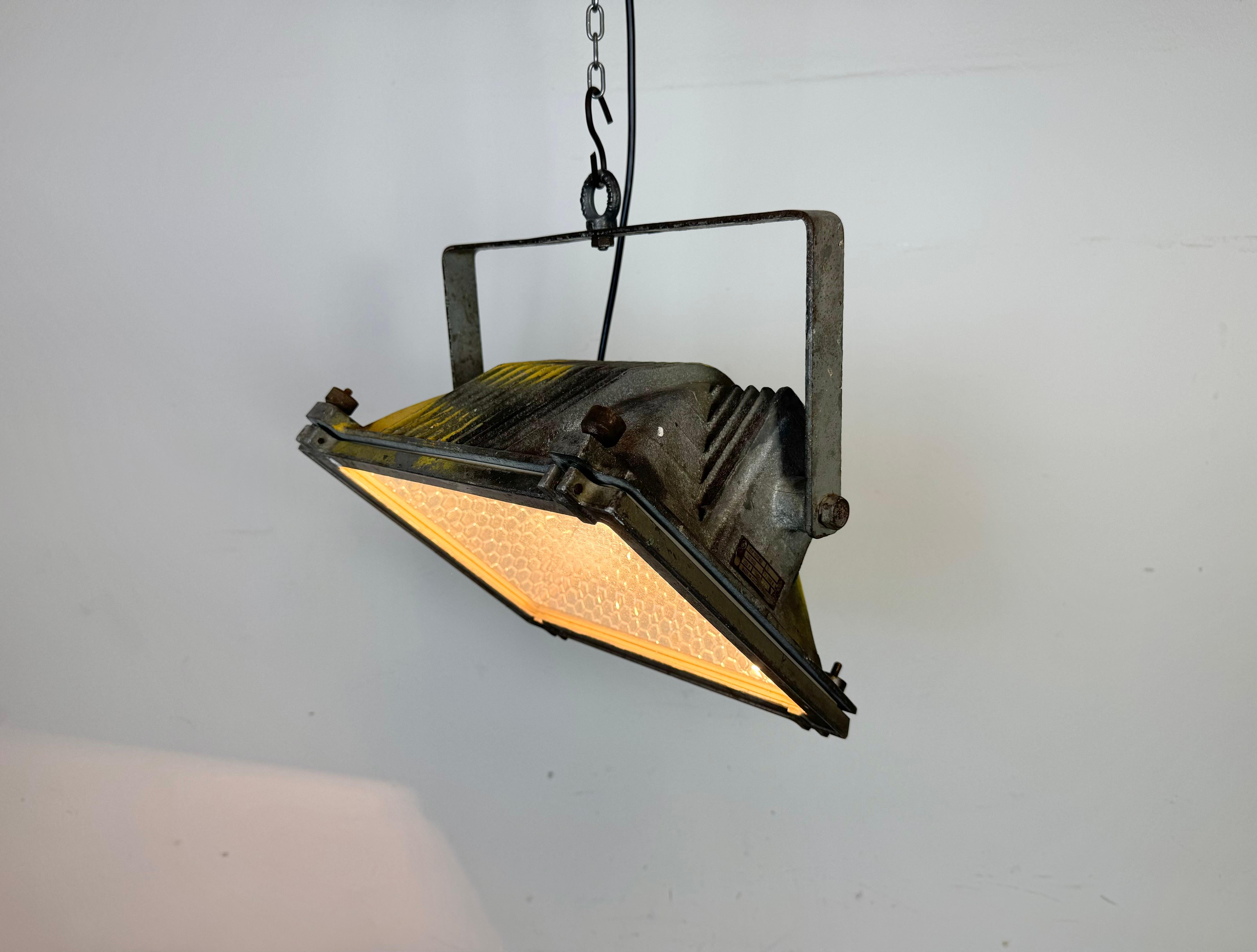Aluminium Lampe de théâtre grise avec couvercle en verre, années 1980 en vente