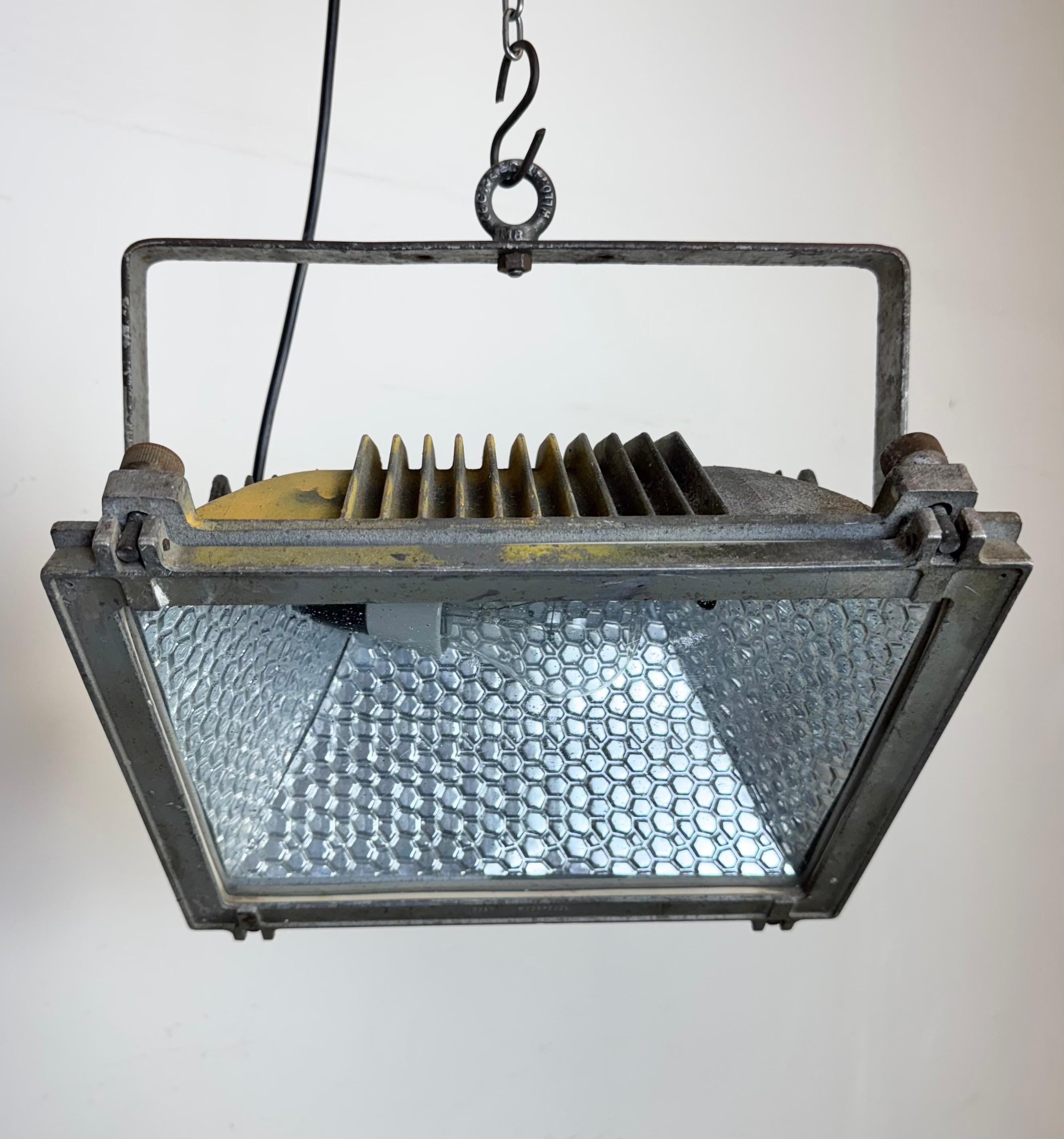 Lampe de théâtre grise avec couvercle en verre, années 1980 en vente 2