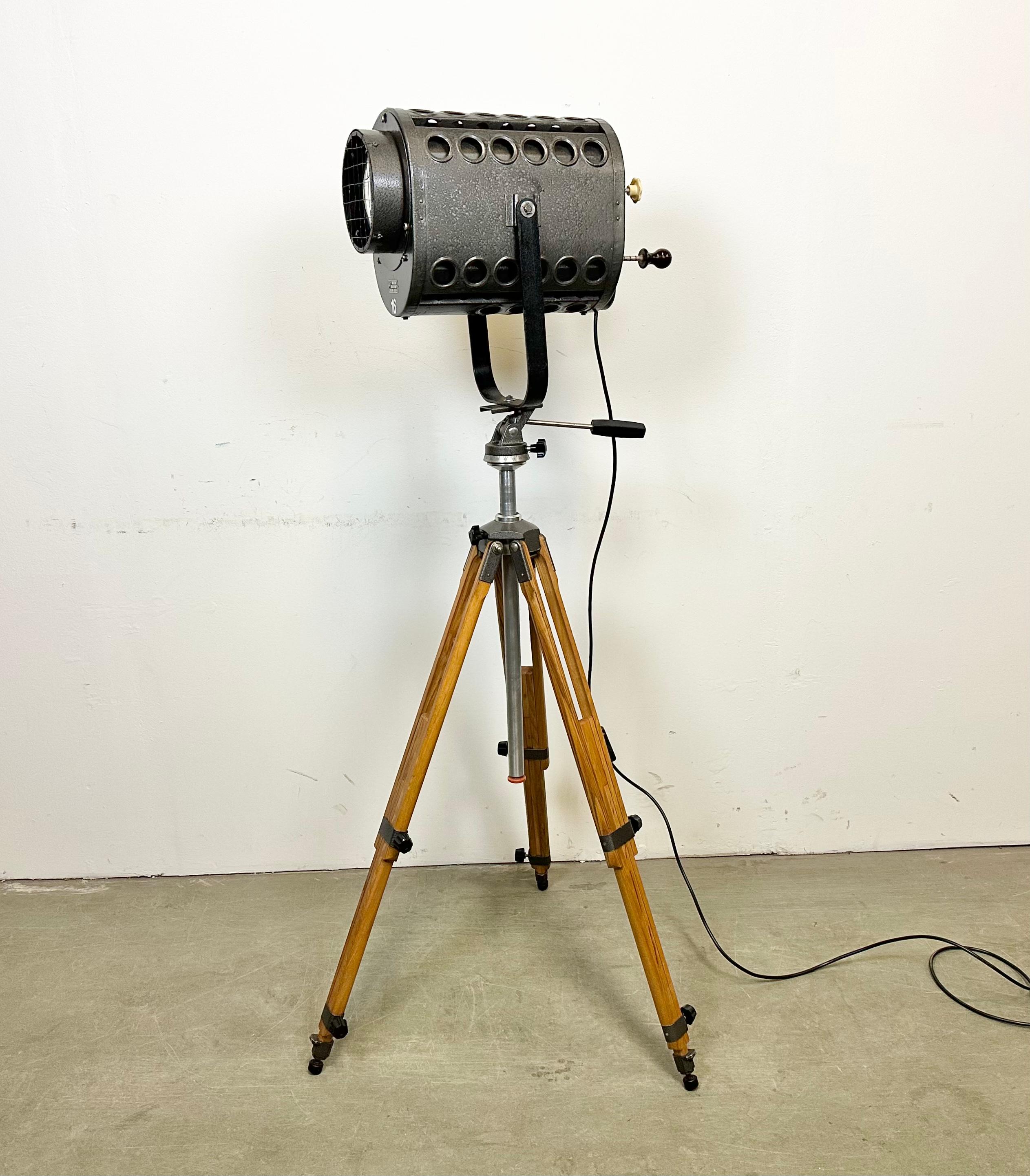- Theatre spotlight made by Elektrosvit in former Czechoslovakia on wooden tripod
- Adjustable height and angle
- Grey hammerpaint metal body
- Glass lens
- The porcelain socket requires E 27/E 26 light bulbs.
- New wire.
- Dimensions of the