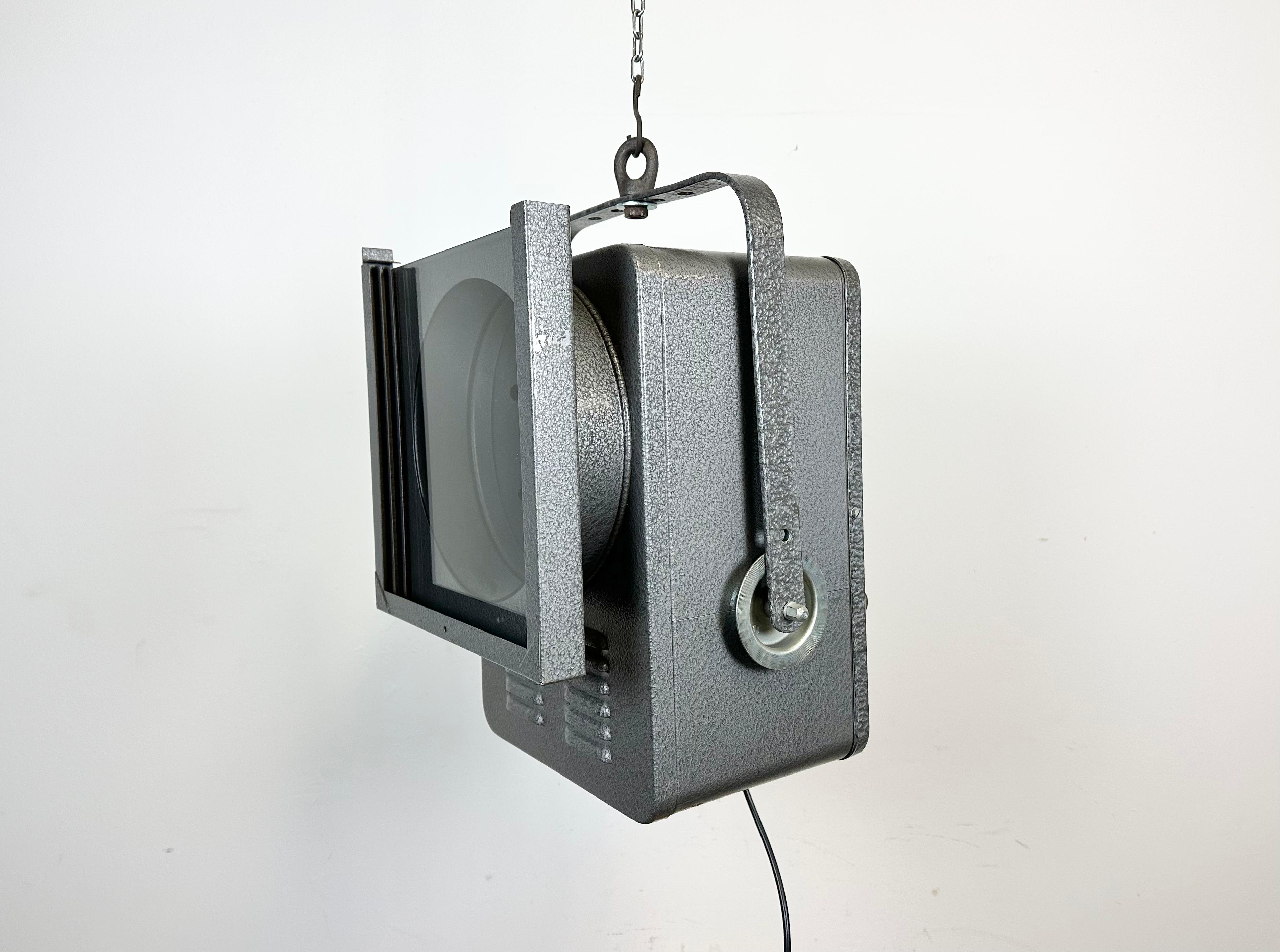 - Vintage theatre spotlight made in former Czechoslovakia during the 1980s 
- It features a grey hammerpaint metal body and clear glass cover
- The porcelain socket requires E27/ E26 lightbulbs 
- New wire
-The height of the spotlight is 48 cm.