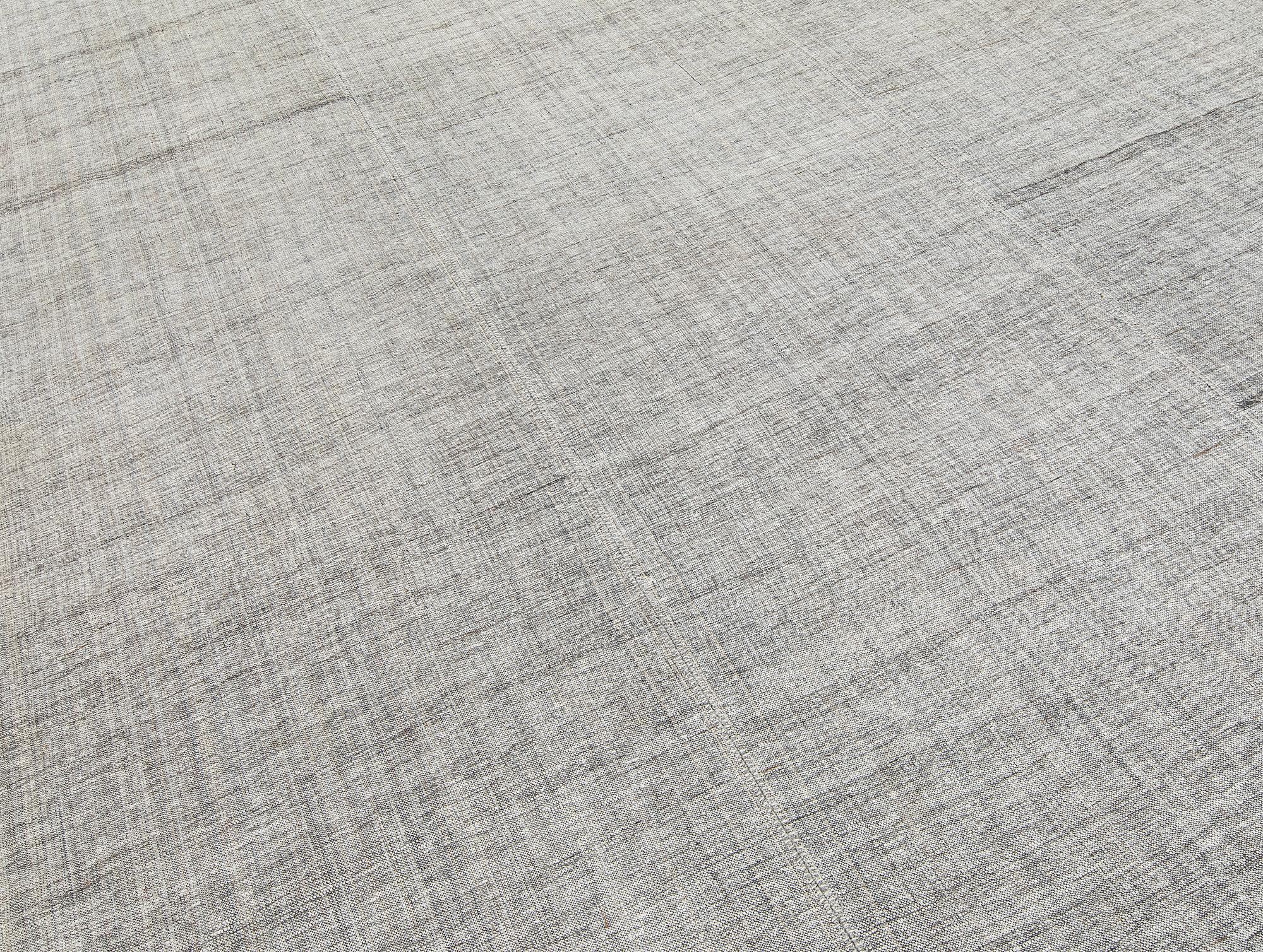 Dieser alte flachgewebte Pelas-Teppich wurde Mitte des 20. Jahrhunderts im Iran handgefertigt. Dieser Teppich ist aus 100% handgesponnener Wolle und natürlichen Farbstoffen handgewebt. Kundenspezifische Größen und Farben verfügbar 

Größe: 6'4 