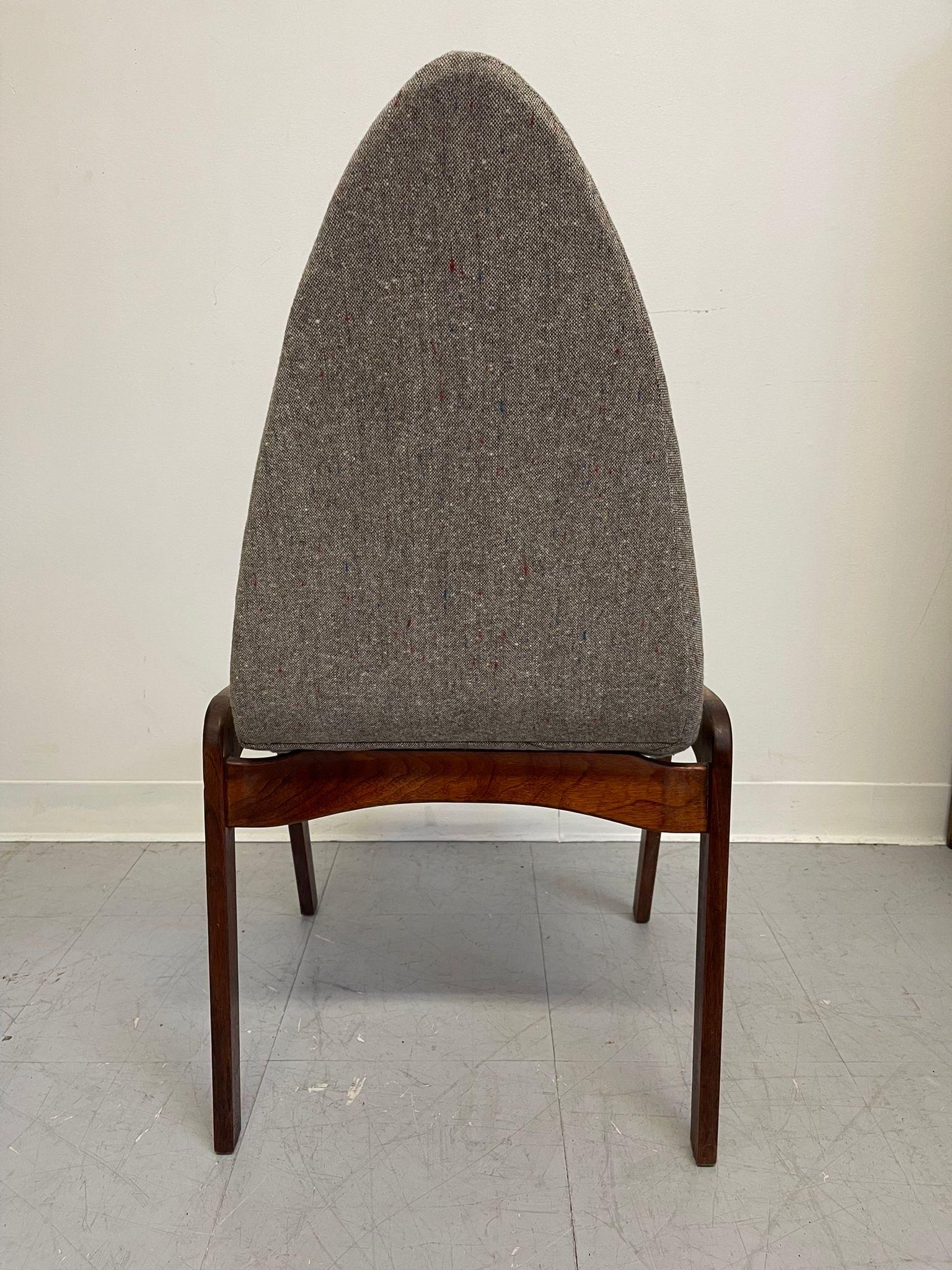 Grau gepolsterter Mid-Century-Modern-Stuhl, Vintage (Moderne der Mitte des Jahrhunderts) im Angebot