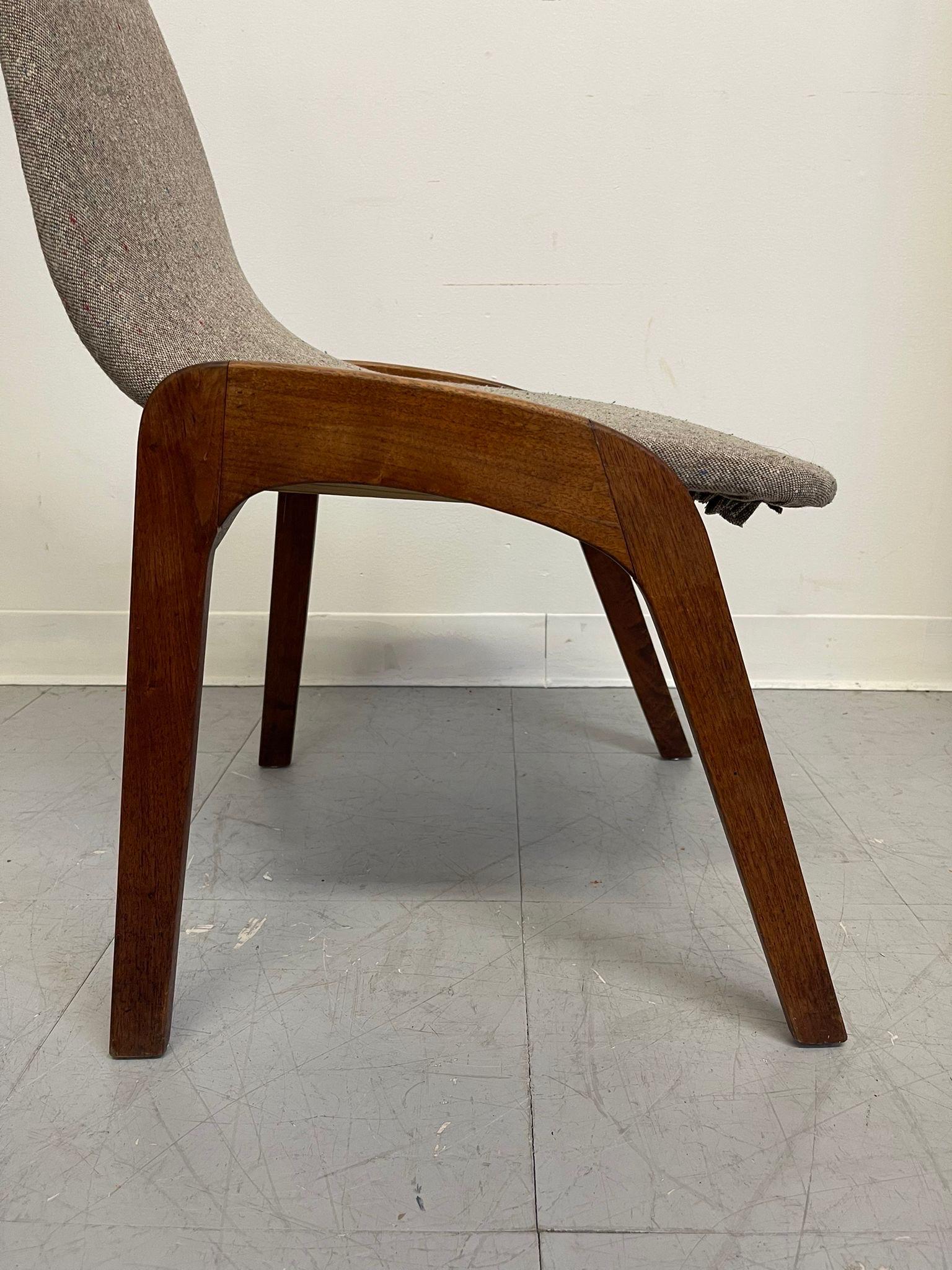 Grau gepolsterter Mid-Century-Modern-Stuhl, Vintage (Holz) im Angebot