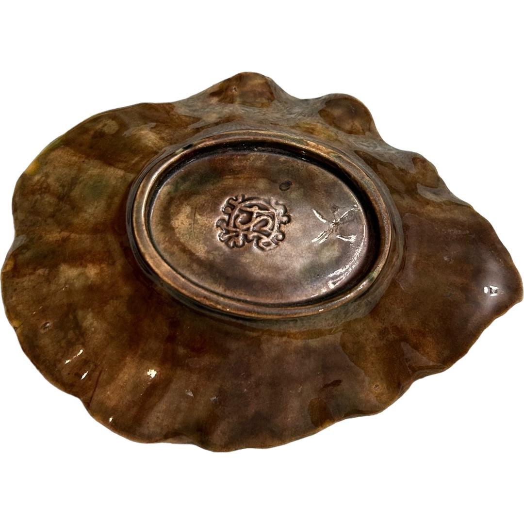 Vintage Griffen, Smith & Hill Etruskische Majolika Begonie Blatt Schale (Tonware) im Angebot