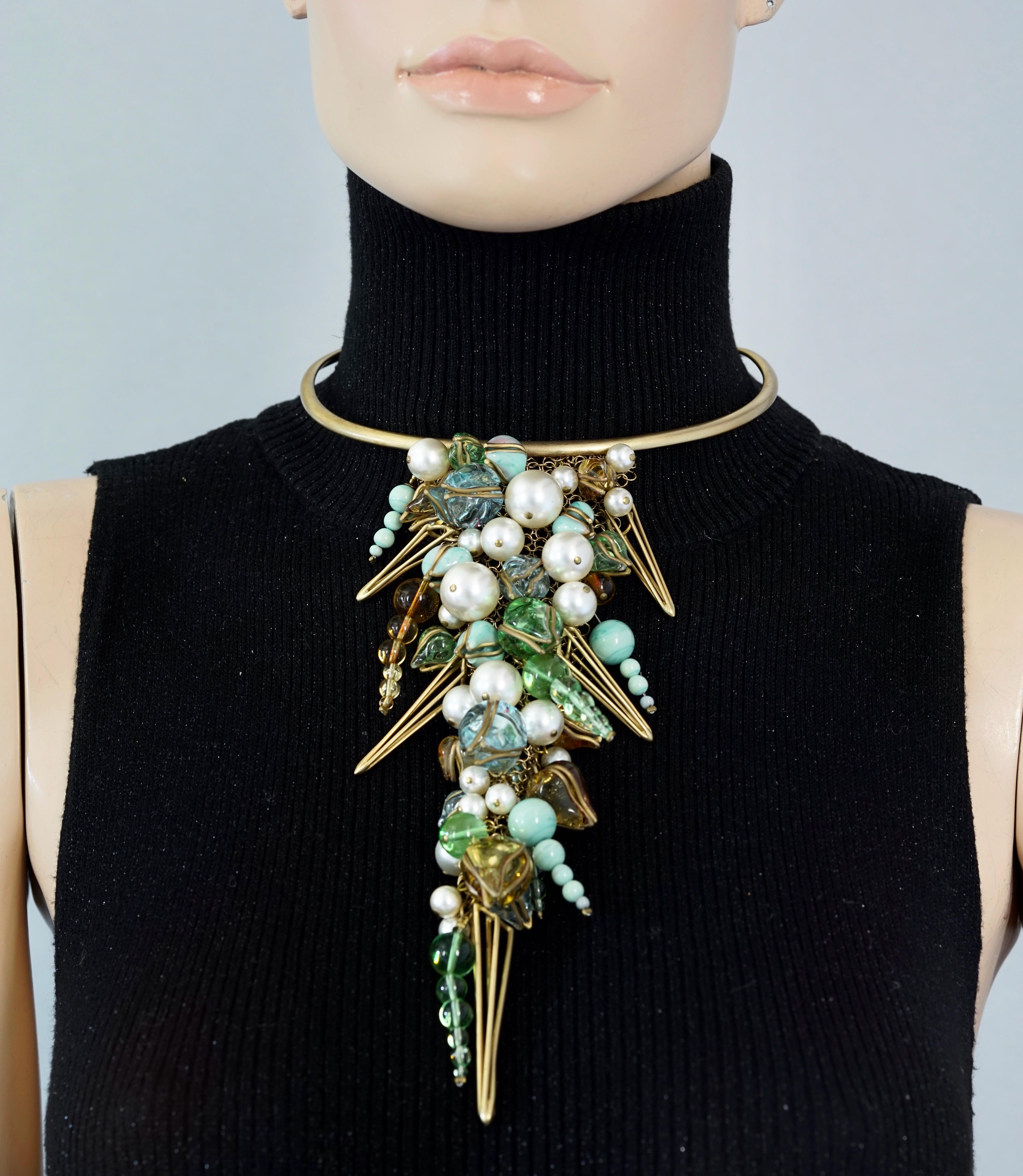 Vintage GRIPOIX Cascading Tulip Cluster Glass Pearls Beads Choker Necklace

Measurements:
Drop Height: 7.48 inches (19 cm)
Width: 4.33 inches (11 cm)
Wearable Length: 14.96 inches (38 cm) opening included

Features:
- Massive Gripoix/ glass paste