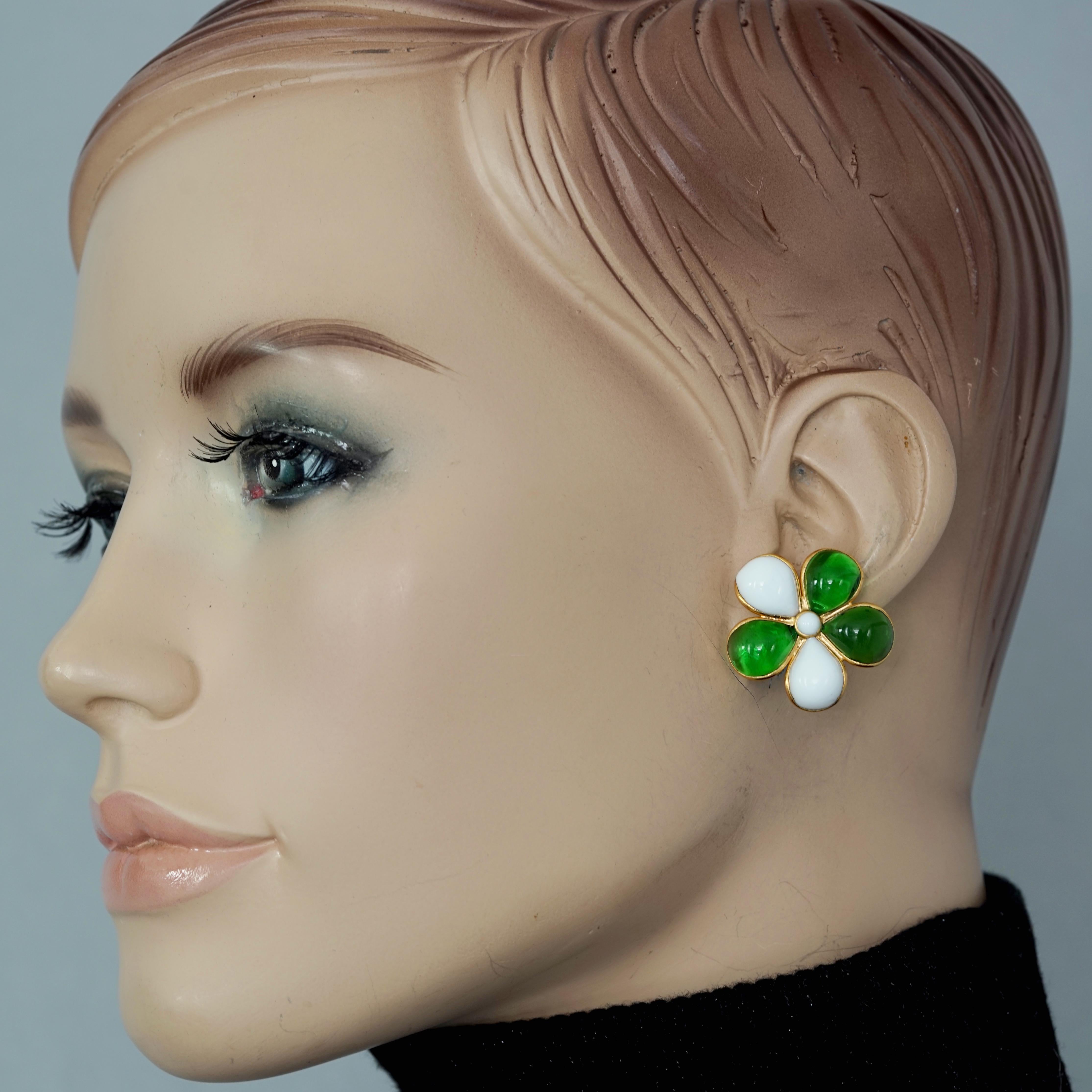 Vintage GRIPOIX Flower Green White Earrings

Measurements:
Height: 1.02 inches (2.6 cm)
Width: 1.02 inches (2.6 cm)
Weight: 6 grams

Features:.
- French Gripoix/ glass paste flower earrings in green and white.
- Post back earrings for pierced