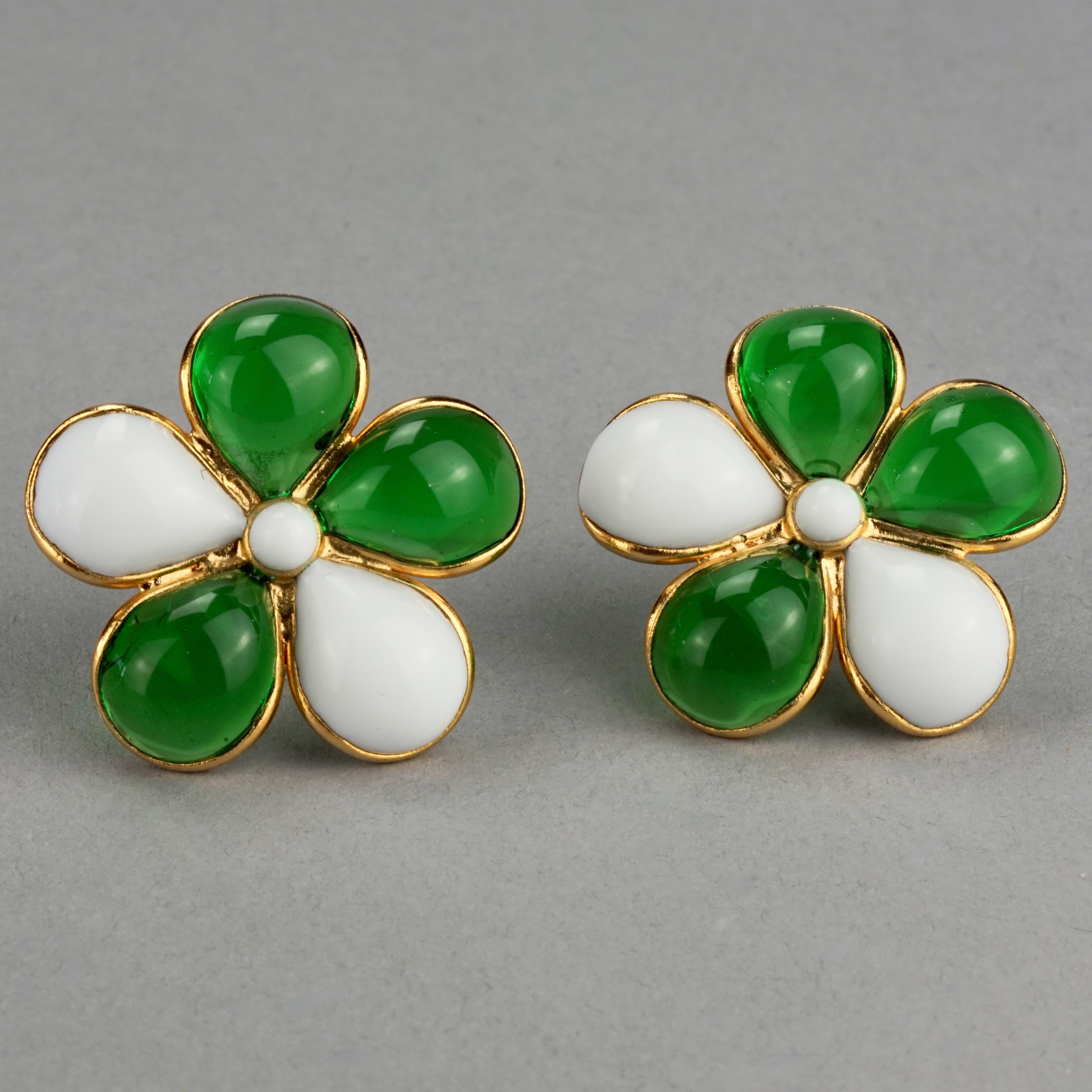 Vintage GRIPOIX Flower Green White Earrings In Excellent Condition For Sale In Kingersheim, Alsace