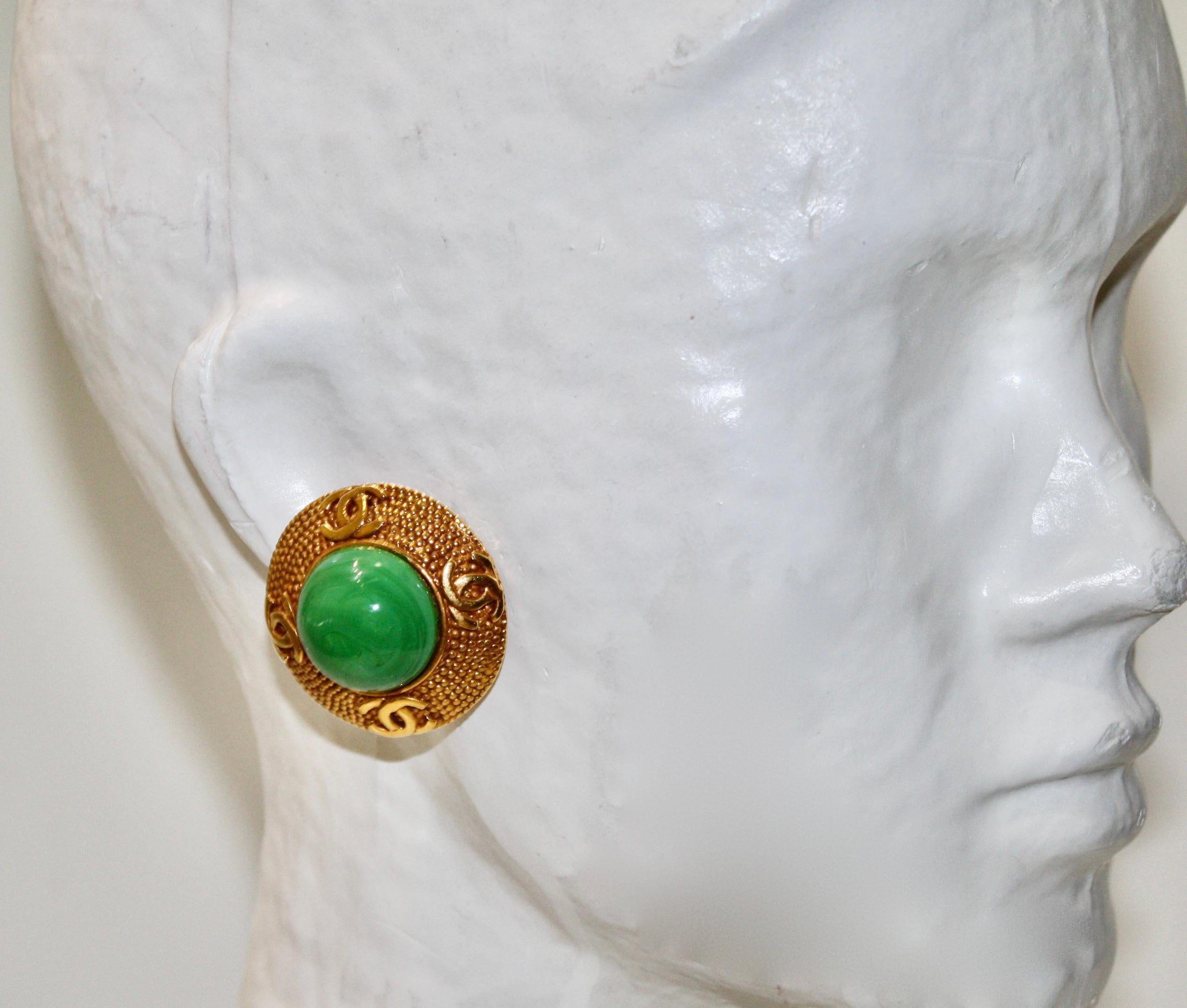 Green  pate de  verre cabochons set on brass with chain motif and cc. Perfect condition.
Clip earrings 