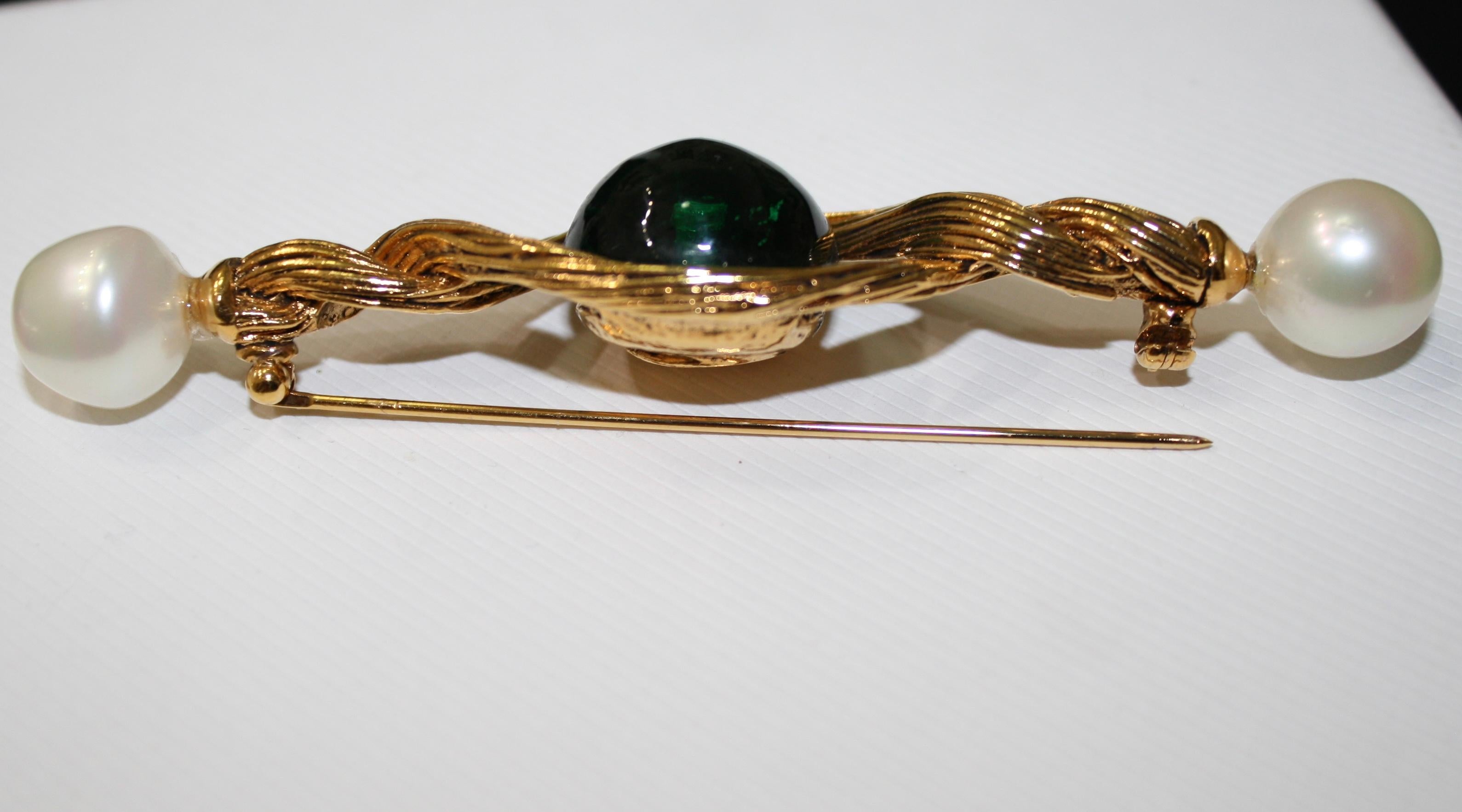 Authentic Chanel brooch in green pate de verre , gilded brass. Handmade glass pearls.
From the Fall 1994 collection. Slight defect on right pearl on the back , not visible when worn
A collector’s item
