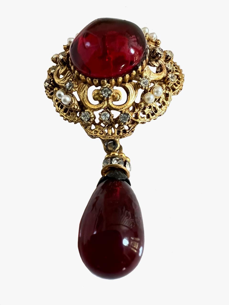 Goldfarbene Brosche/Anhänger aus Gripoix-Glas, 1930er Jahre (Art déco) im Angebot