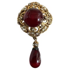 Goldfarbene Brosche/Anhänger aus Gripoix-Glas, 1930er Jahre
