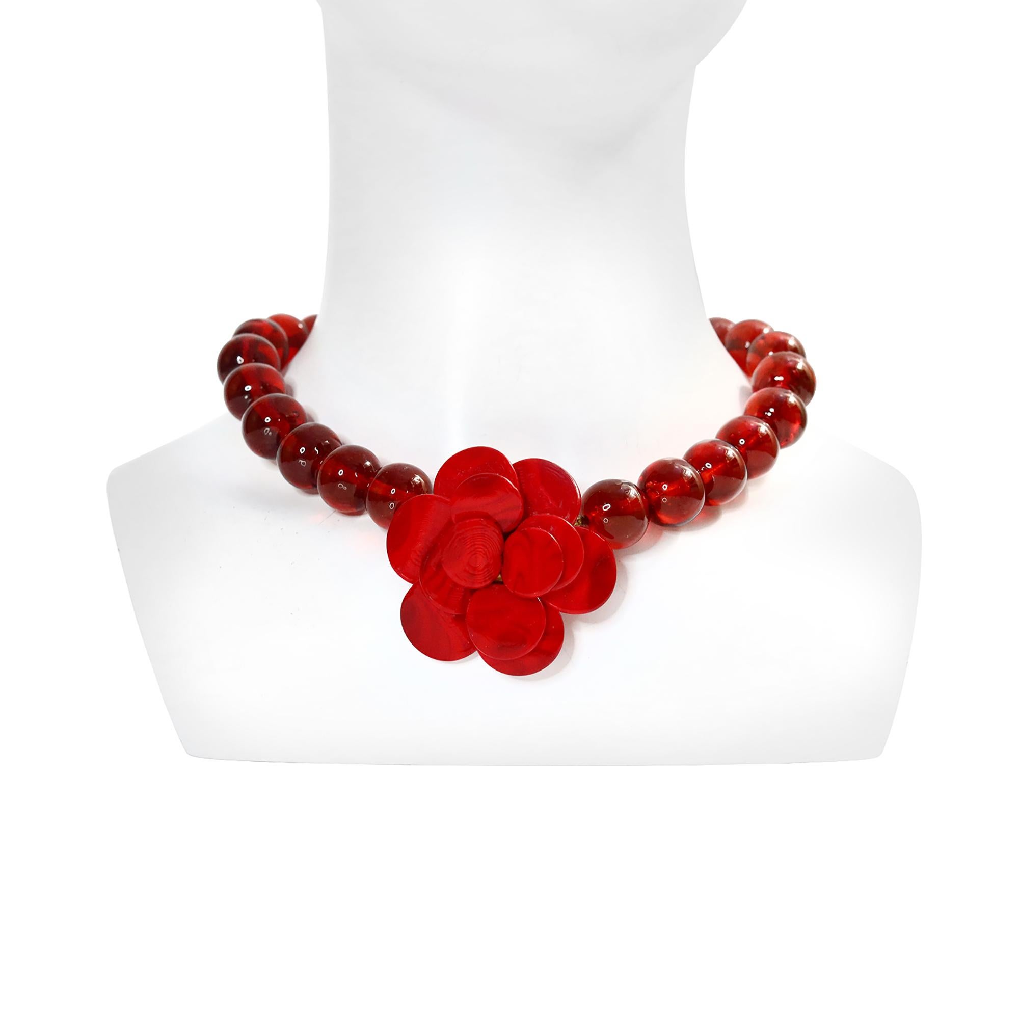 Collar vintage Gripoix Rojo MDV Flor de París. Este collar es tan espectacular.  La flor es como la Camelia de Chanel. Esto rezuma clase.  Hay algo en esto que es tan especial una vez que está encendido.  Puede que no tenga mucho atractivo exterior,