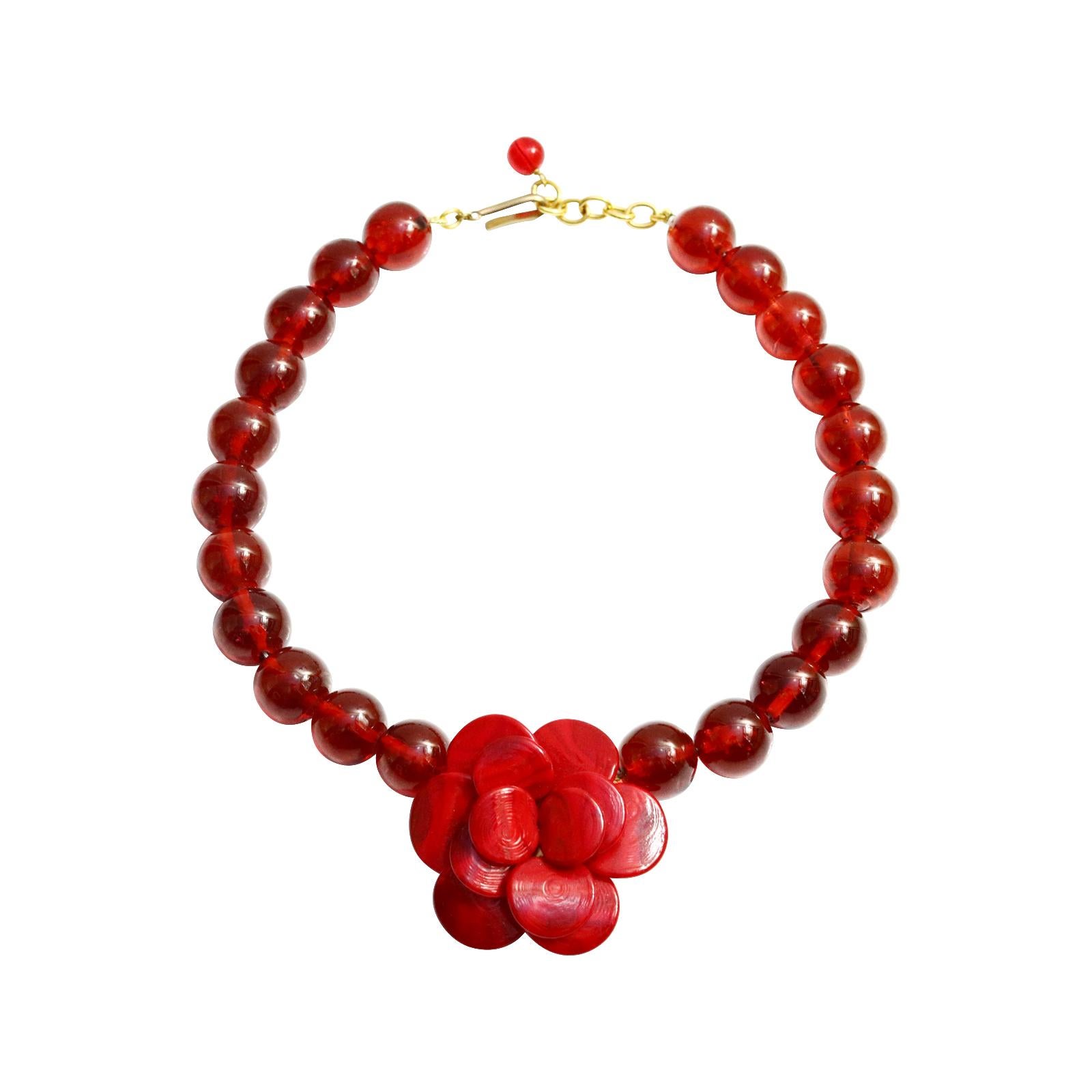 Vintage Gripoix Red MDV Paris Flower Necklace. Ce collier est tellement spectaculaire.  La fleur ressemble au Chanel Camelia. Cela respire la classe.  Il y a quelque chose de très spécial dans ce produit une fois qu'il est allumé.  Il n'a peut-être