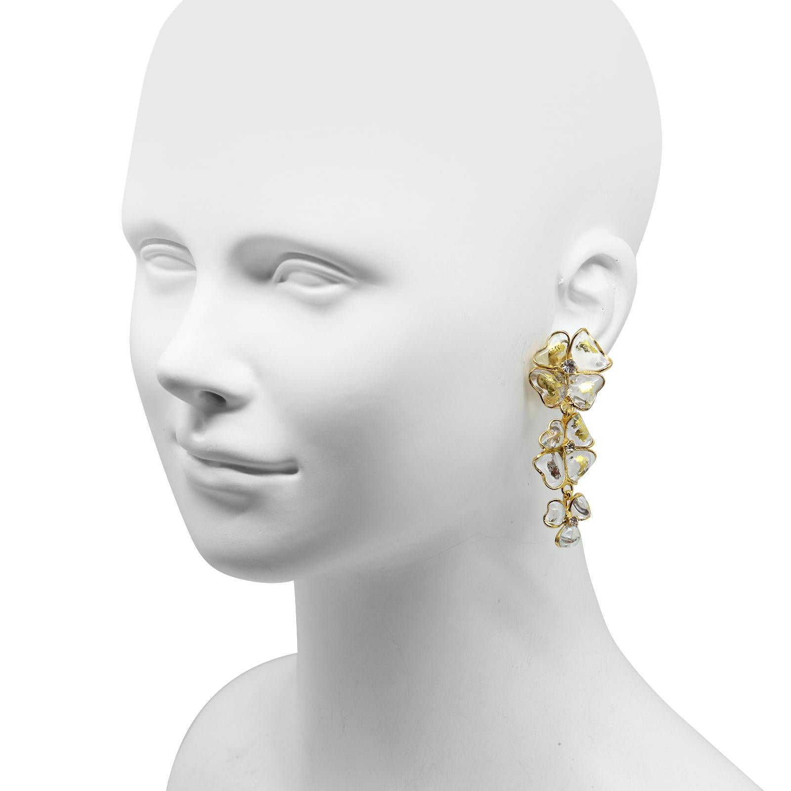 Boucles d'oreilles vintage Gripoix Translucide avec des morceaux d'or. Boucles d'oreilles pendantes avec des morceaux d'or et des pierres. Long collier/Sautoir sur place à assortir. C'est magnifique !   Elle est assortie au collier et parfois,