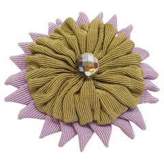 Broche vintage vert bourgeon et lilas de MOSCHINO avec cristal au centre