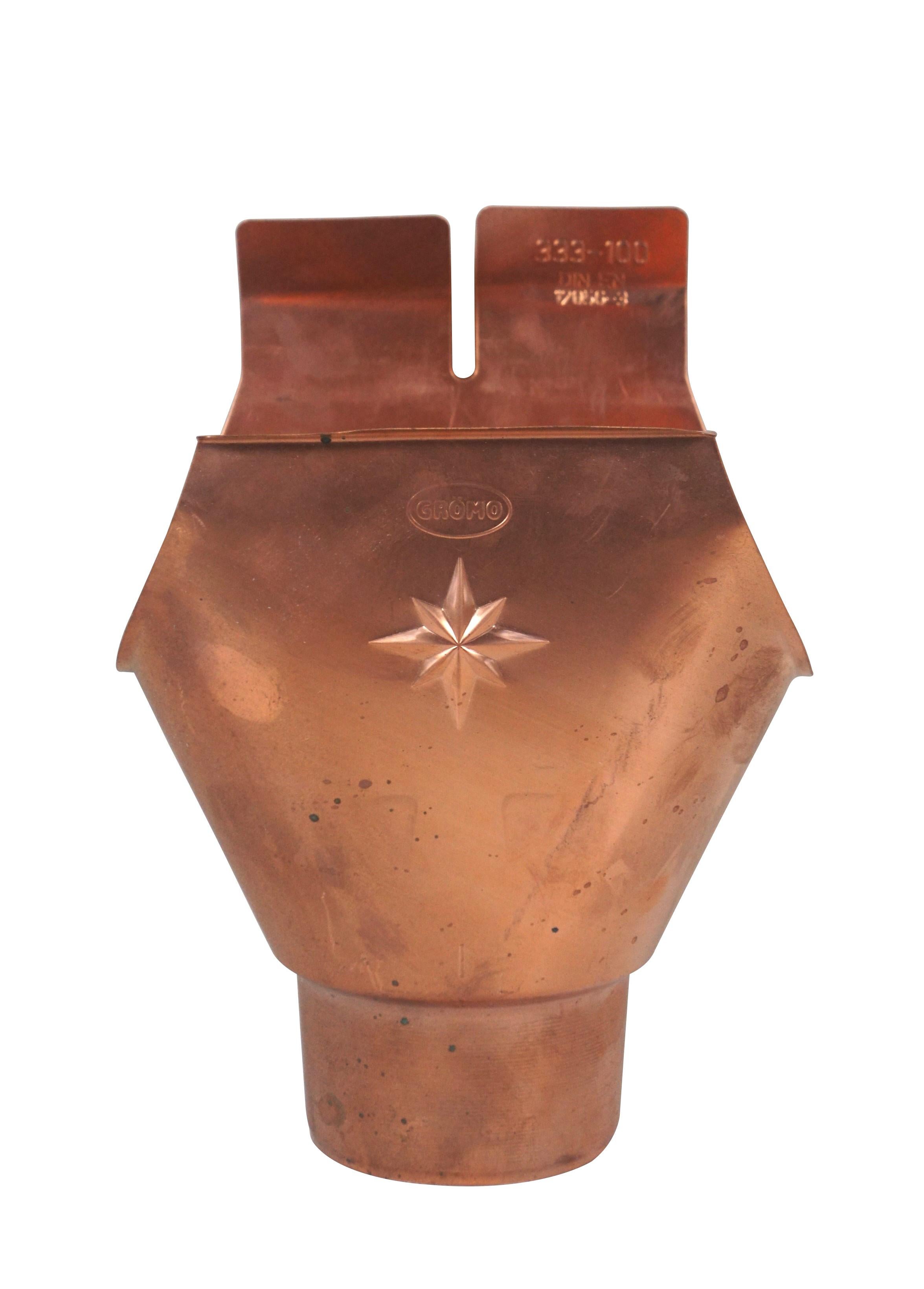 Late 20th century pair of copper downspout / gutter outlets. Includes two support brackets.

Gromo Plug-In Gutter Outlet Oval - Half Round Gutter - Number 333-100 Din En 12056-3 - Copper - 60450. Base Diameter 4