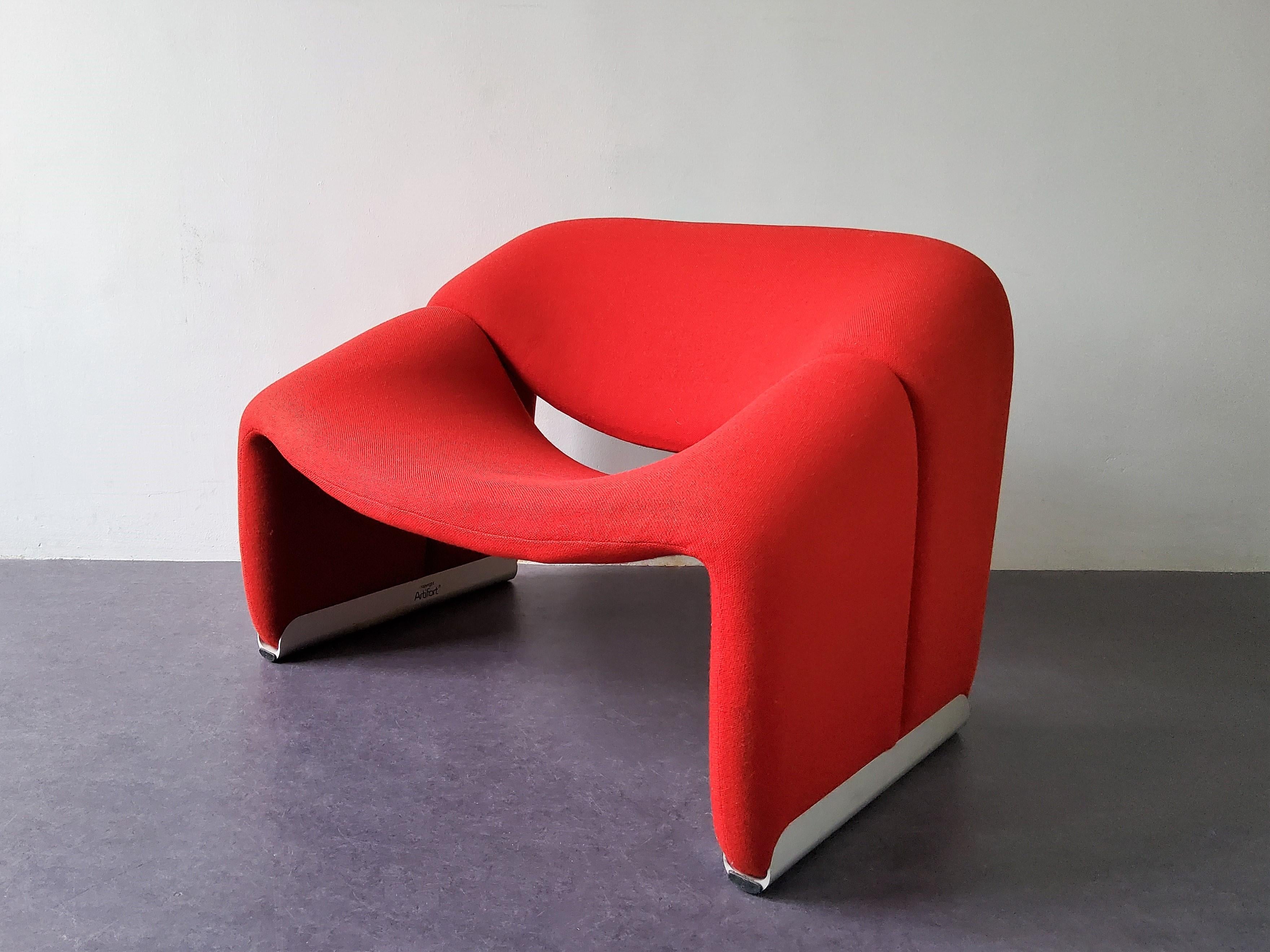 The 'Groovy' or 'M-chair' shell seat, model F598, was designed by Pierre Paulin for Artifort in 1973. It is a timeless and beautiful design that still finds great demand. This chair is in a good, but vintage condition with signs of age and use to