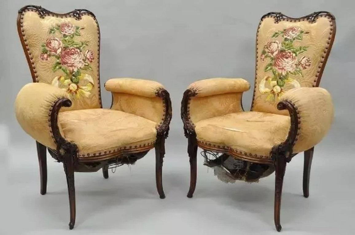 Paire de fauteuils de cheminée Vintage en acajou sculpté de style Hollywood Regency par Grosfeld House. Cet article se caractérise par des cadres en bois d'acajou massif sculpté avec des détails de draperie et d'acanthe, des dossiers de forme
