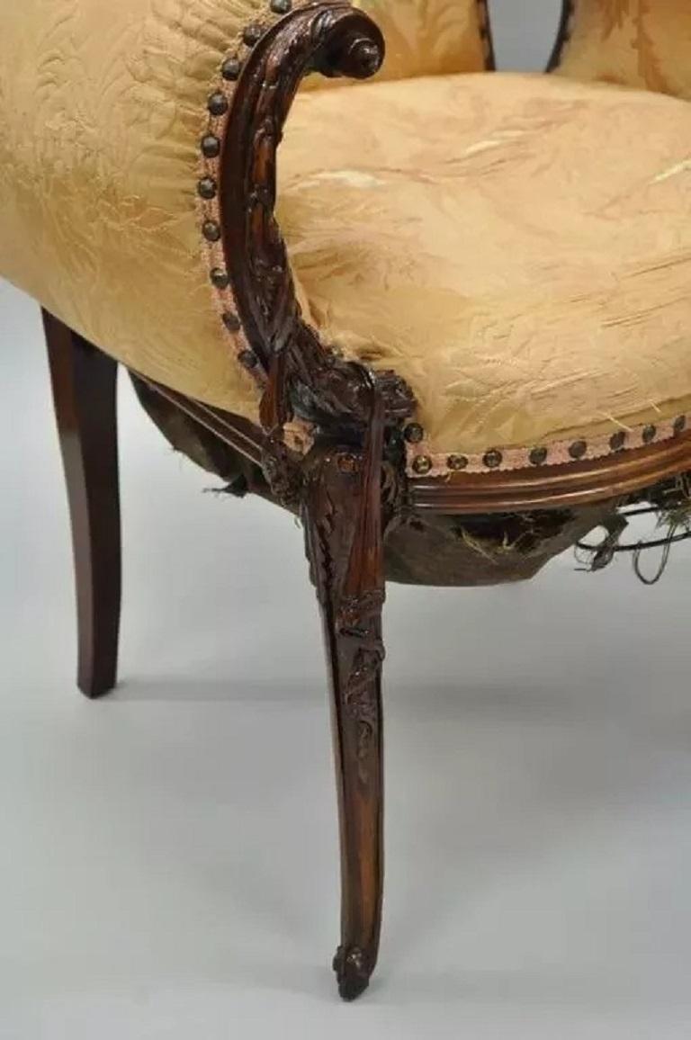 Paire de chaises de cheminée vintage Grosfeld House French Hollywood Regency en acajou Bon état - En vente à Philadelphia, PA
