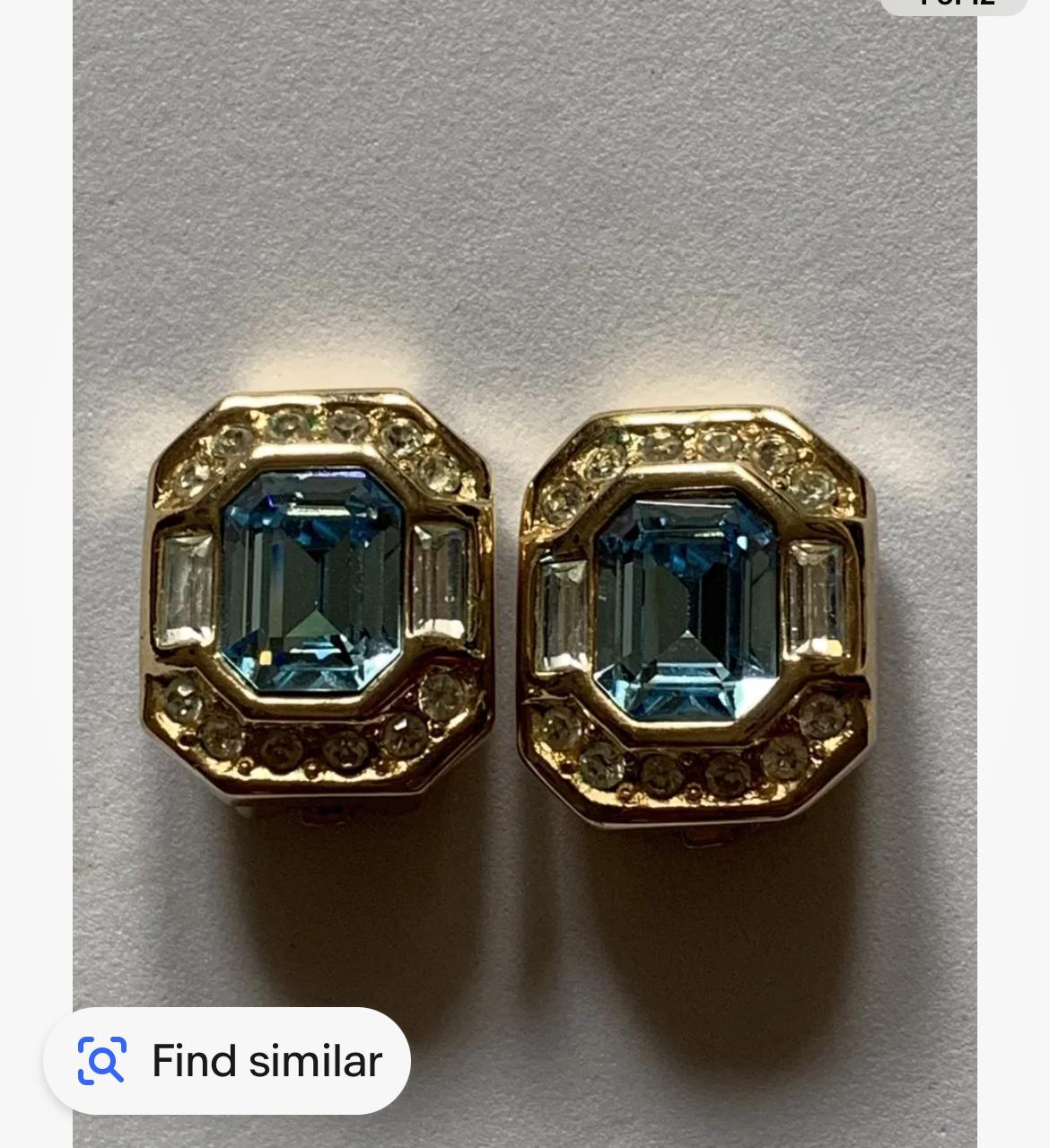 Vintage Grosse Crystal Clip On Earrings.

Stunning crystal earrings.


Beautiful aqua blue crystal in the centre surrounded by clear crystals baguette shapes at the sides and small round little crystals above and below. All stones are