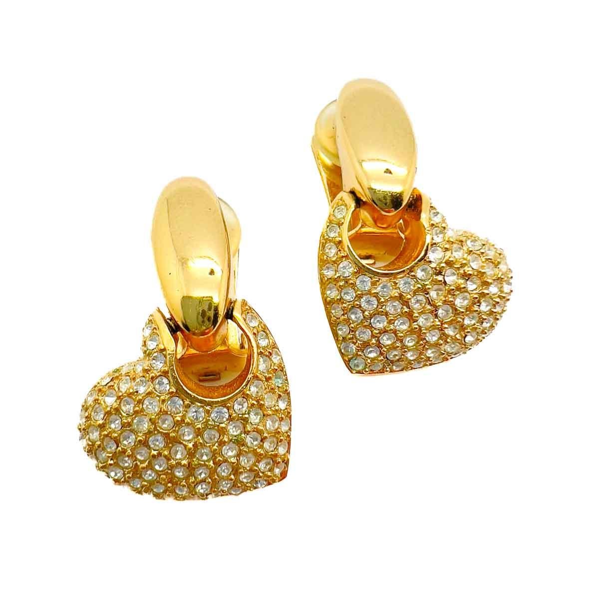 Ein Paar Herz-Ohrringe von Vintage Grossé. Das Beste aus beiden Welten mit glänzendem Gold und Kristallen in ihrer erfolgreichen Kombination. Eine schicke und zeitlose Ergänzung für Ihr Schmuckrepertoire.
Von modernistischen bis hin zu
