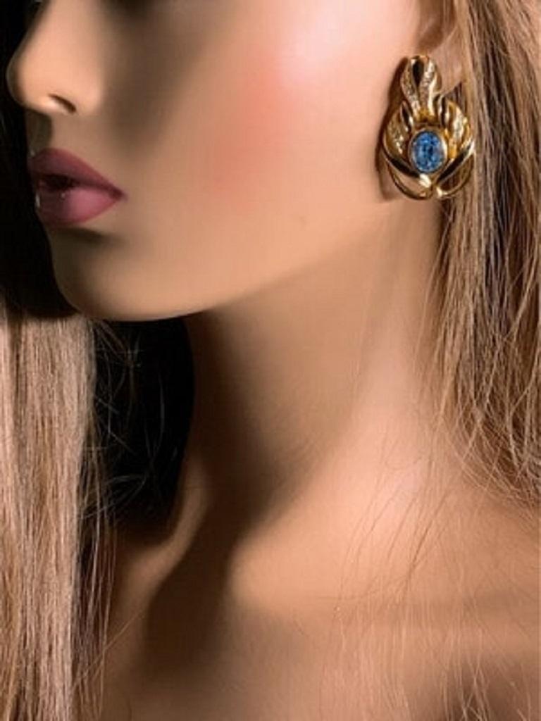 Earrings, vintage Grossé, (Dior) 3.5 cm in length, they are very chic, very stylish. They have a slightly Art Deco side, in gilded metal, with a black enamelled strapping, a blue crystal, in its center..


I am a partner with French experts group ,