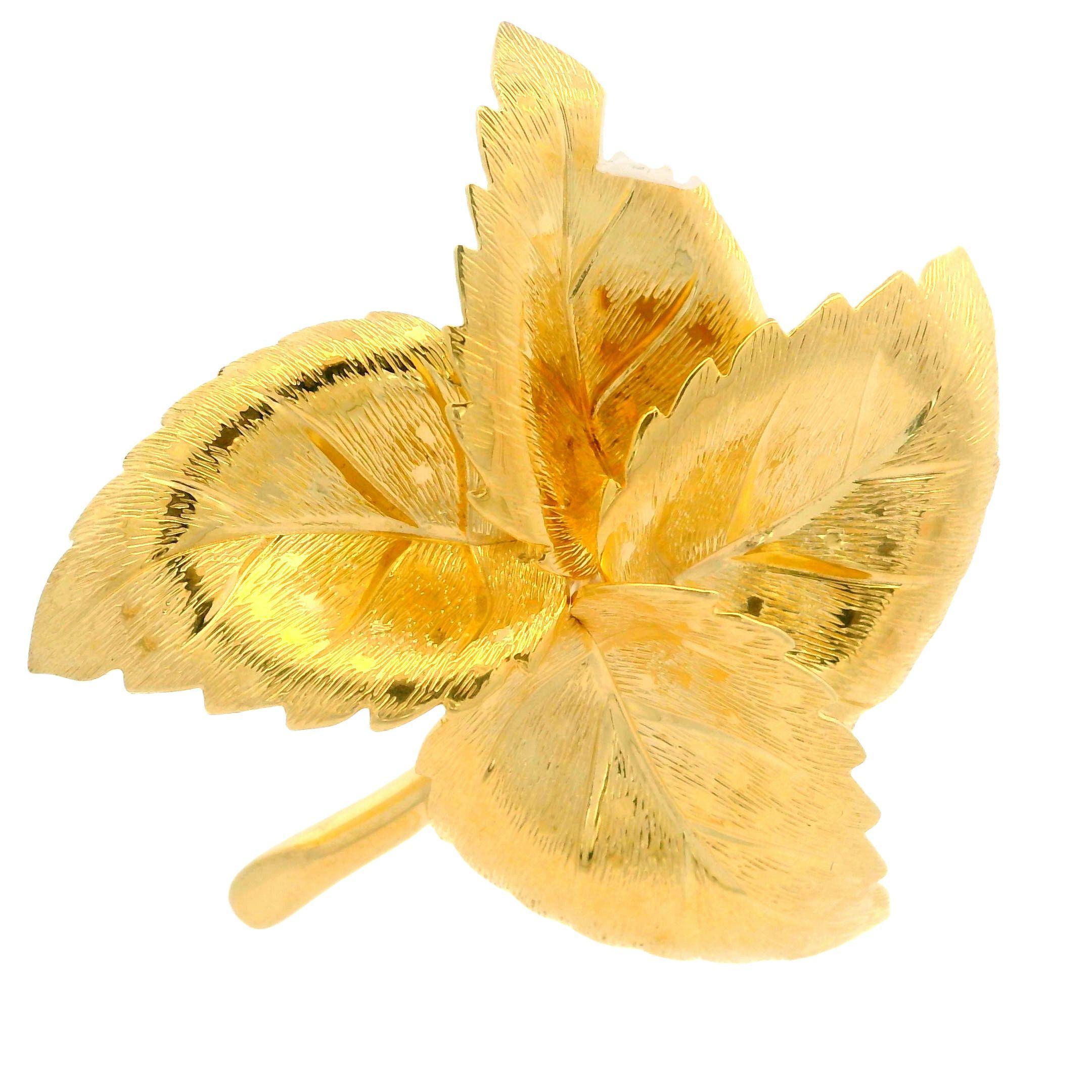 Vintage Grosse Germany 14k Yellow Gold 3D Detailed Textured Leaf Pin Brooch In Excellent Condition For Sale In Montclair, NJ