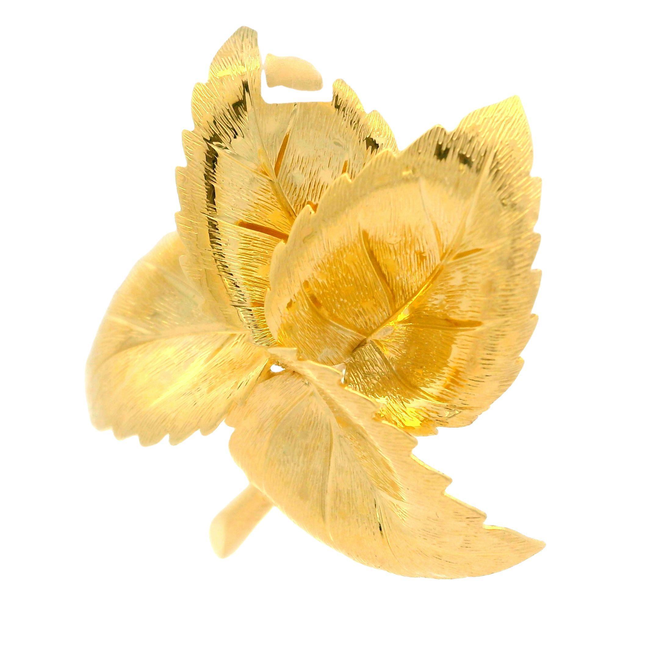 Women's or Men's Vintage Grosse Germany 14k Yellow Gold 3D Detailed Textured Leaf Pin Brooch For Sale
