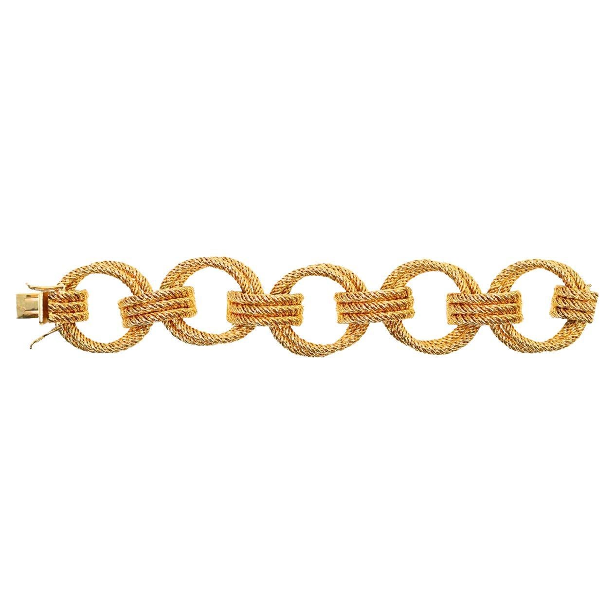 Vintage Grosse Germany Rope Link Bracelet Circa 1967. Ce bracelet est composé de maillons rigides doubles ronds et de trois maillons qui font le tour au milieu pour l'attacher.  Il est superbe et se marierait à merveille avec n'importe quoi.  Un