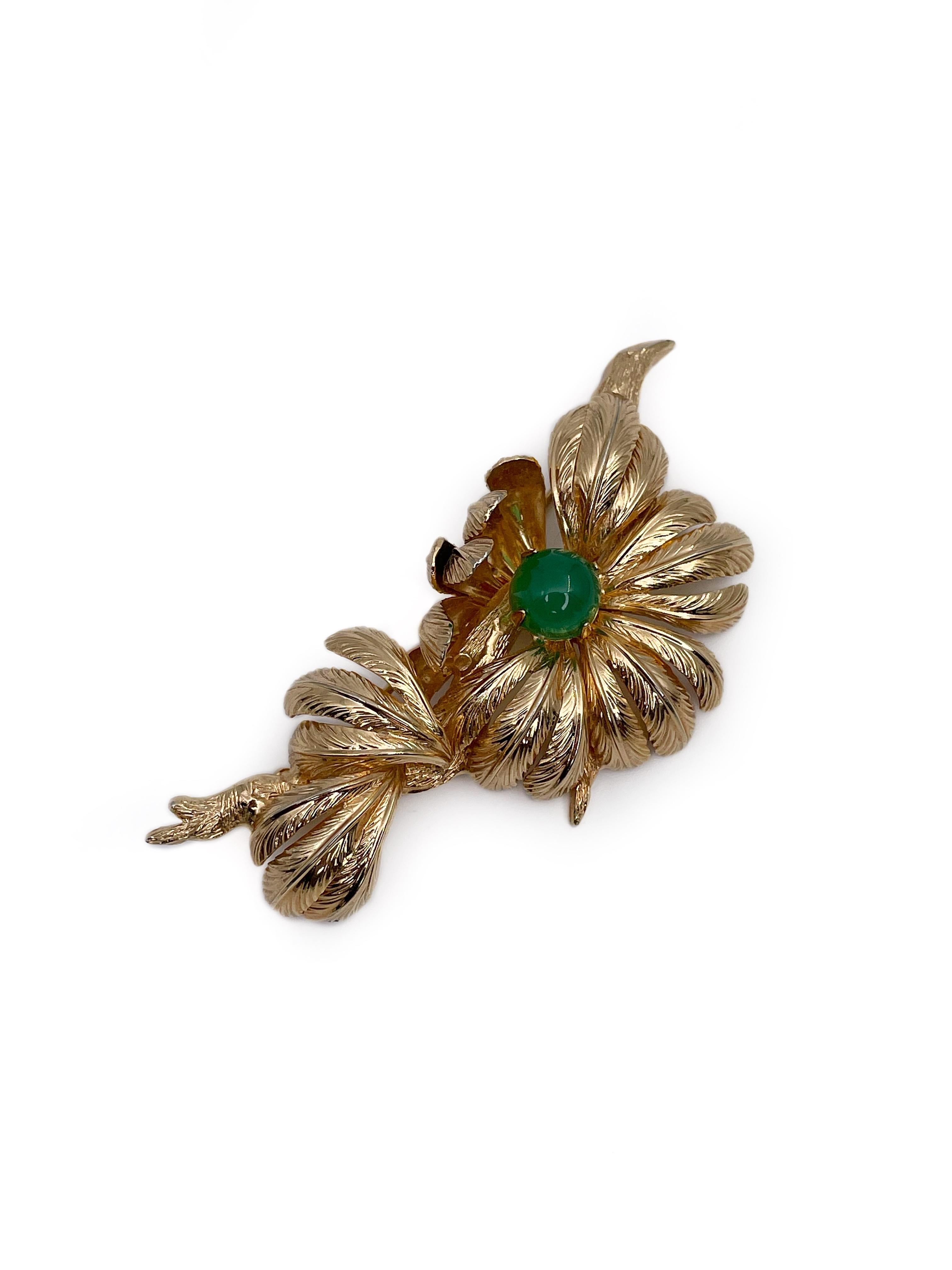 This is a floral design vintage brooch designed by Grosse in 1961. This piece is gold plated, adorned with cabochon cut green glass. 

Markings: “Grosse© - 1961” (shown in photos).

Size: 6.5x2.8cm
