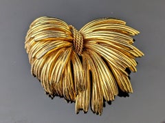 Vintage-Brosche in Form einer großen, strukturierten Schleife von Gold Tone, Deutschland, 1964