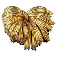Vintage-Brosche in Form einer großen, strukturierten Schleife von Gold Tone, Deutschland, 1964
