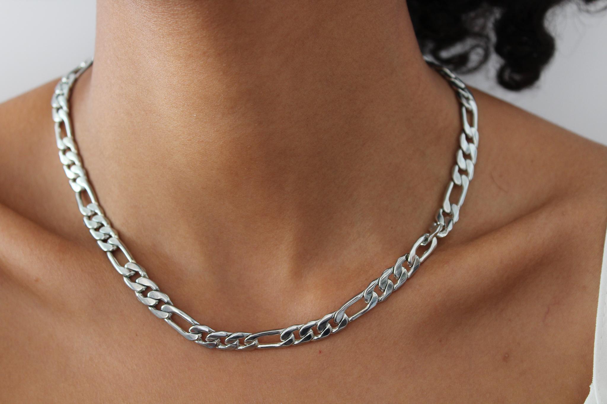 Vintage Grosse Necklace 1980s

Timelessly cool and versatile silver plated chain from one of the world's most famous costume jewellers. Made in Germany in the 1980s.

Size & Fit
-Length - 16 inches / 14cm
-Width - 0.2 inches
-Lobster