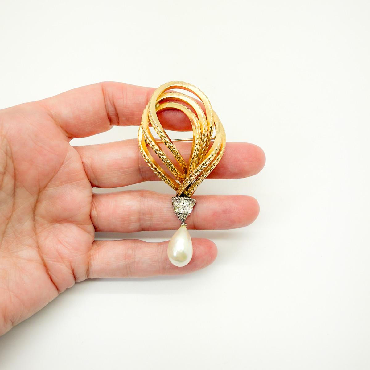 Erleben Sie raffinierte Eleganz mit dieser Vintage-Brosche mit großen Perlentropfen, einem zeitlosen Design aus dem Jahr 1965 von den geschätzten deutschen Juwelieren Henkel & Grossé. Grossé, bekannt für seine exquisite Handwerkskunst und die