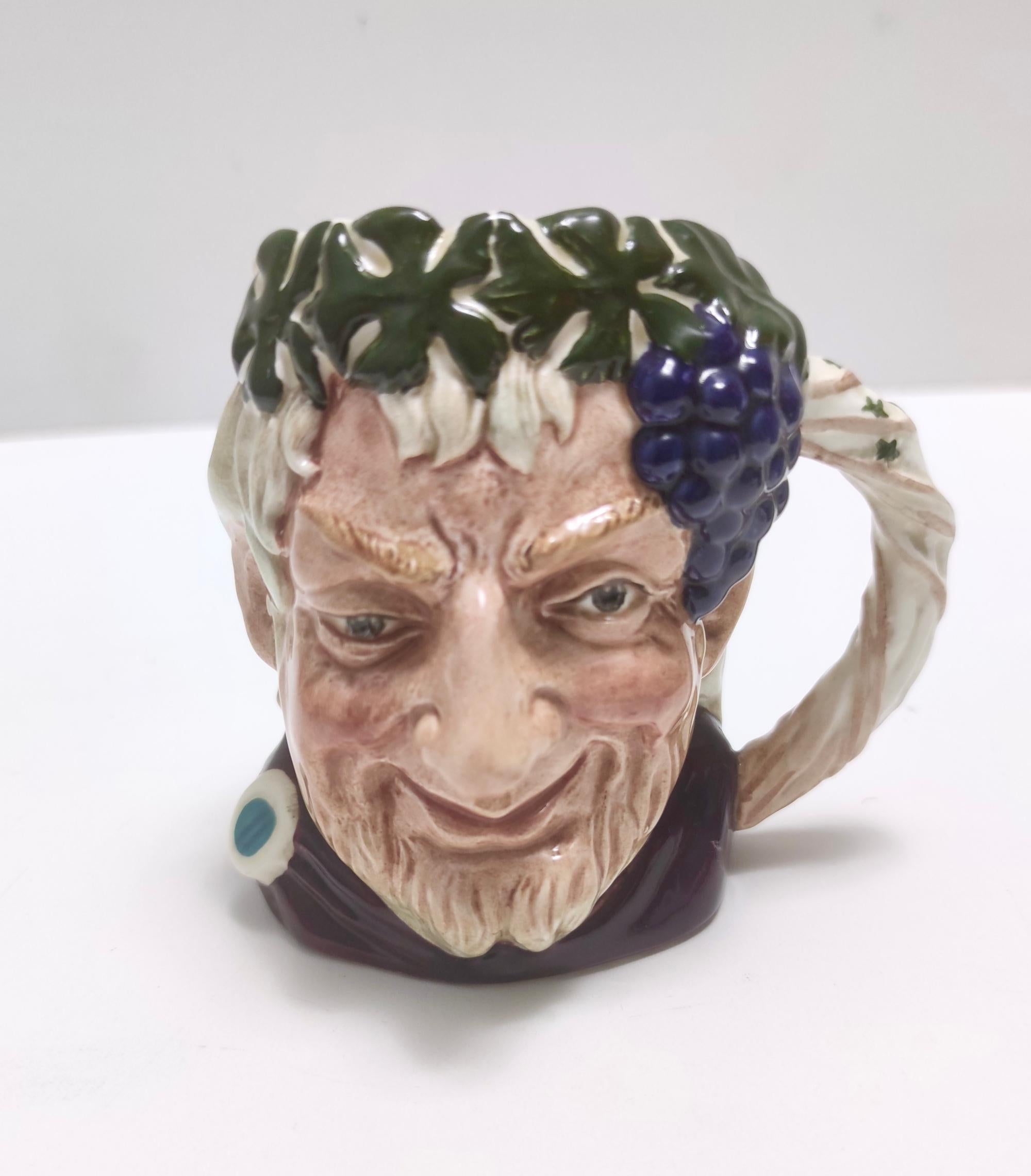 Prodotto nel Regno Unito nel 1958.
È realizzato in ceramica policroma.
Questo boccale è d'epoca, quindi potrebbe presentare lievi tracce d'uso, ma può essere considerato in ottime condizioni originali. 
È contrassegnato sul fondo. 

Larghezza: 10 cm