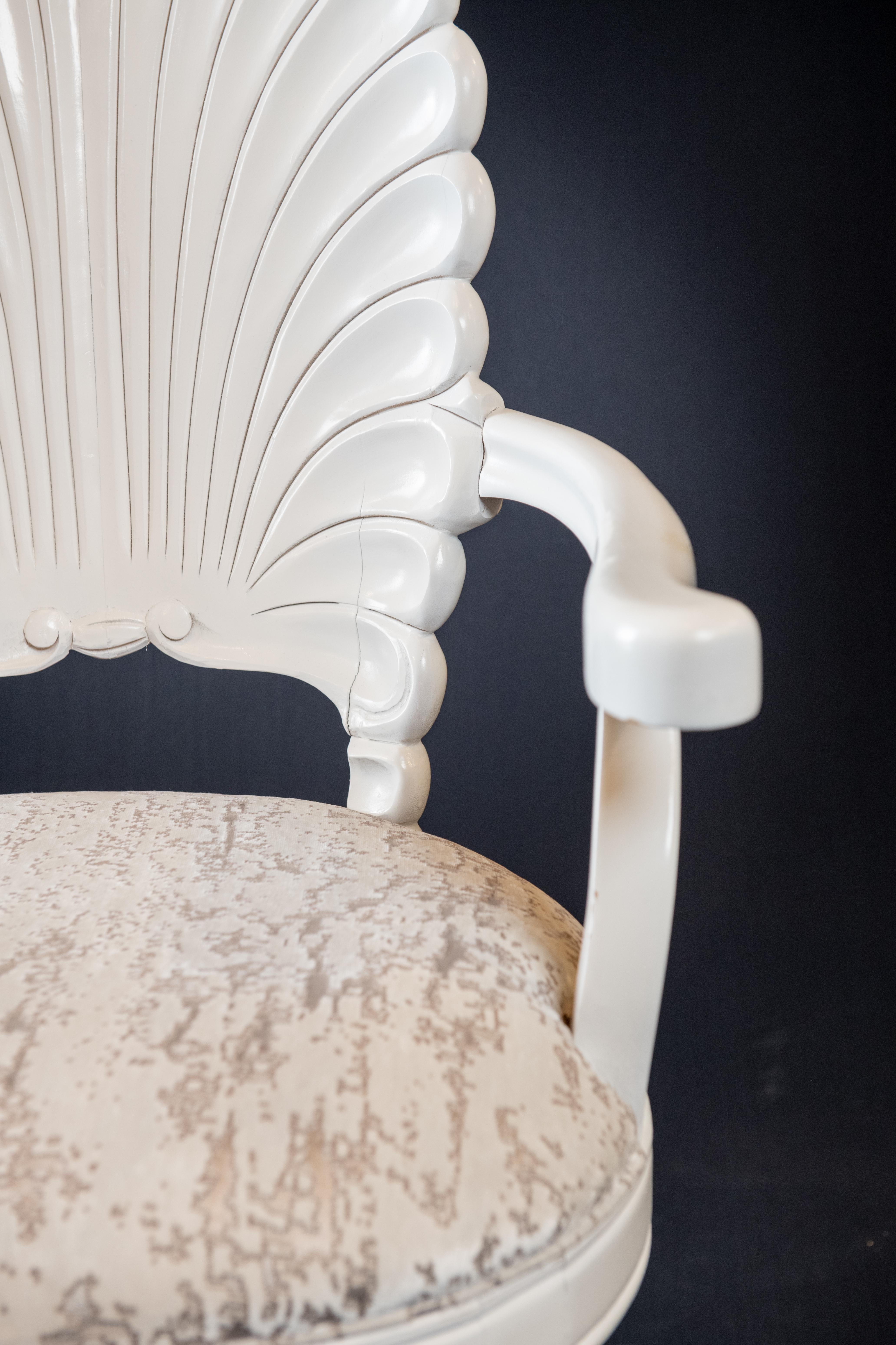 Vintage Grotto Style Shell Back Dining Chairs. 6er-Set (Gemalt) im Angebot