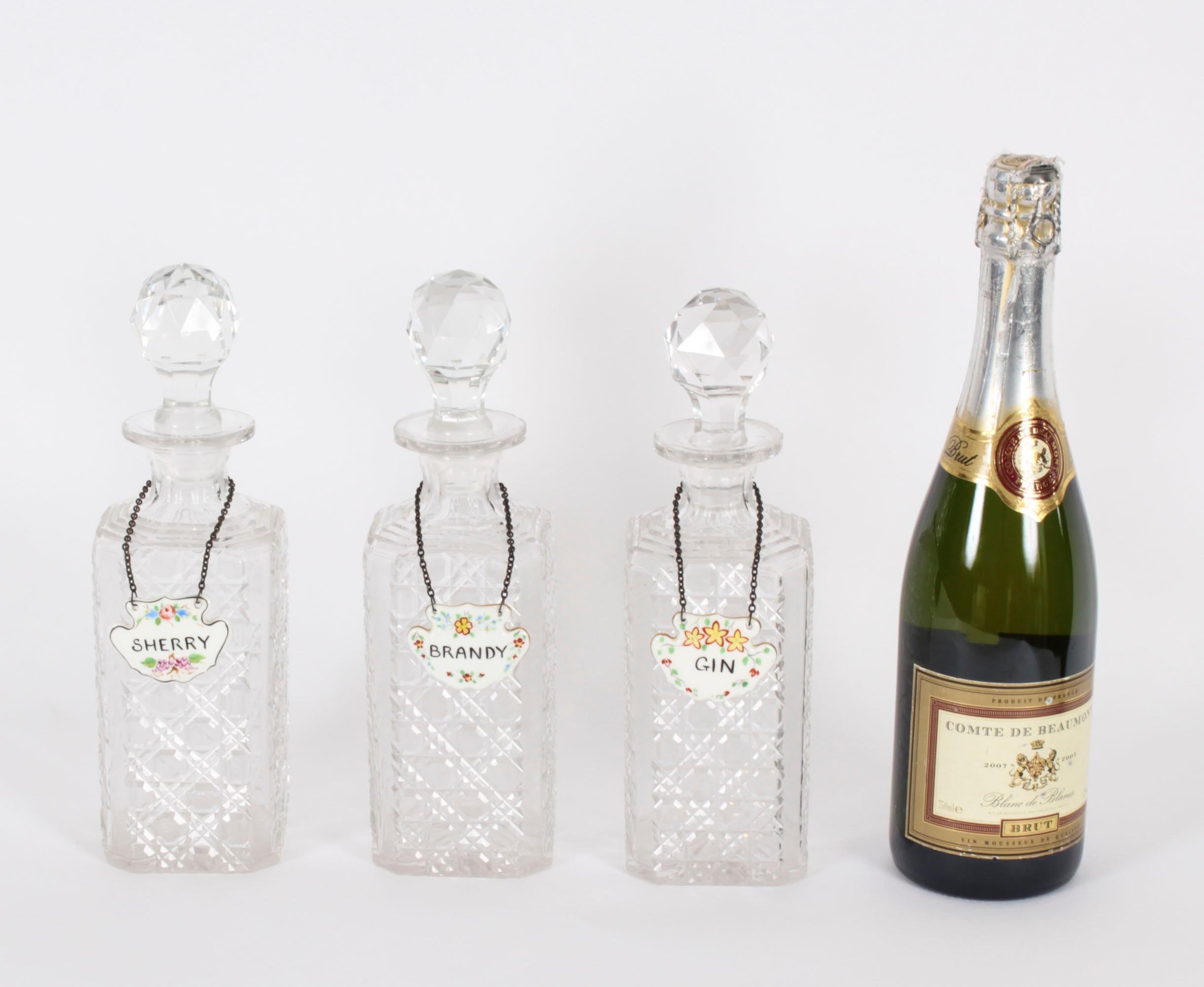 Groupe vintage de 3 carafes en verre taillé en cristal 20ème siècle en vente 14