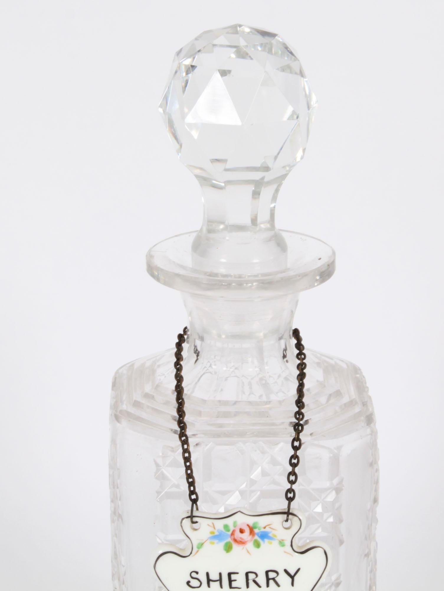 Vintage Gruppe von 3 geschliffenen Kristallglaskaraffen 20. (20. Jahrhundert) im Angebot