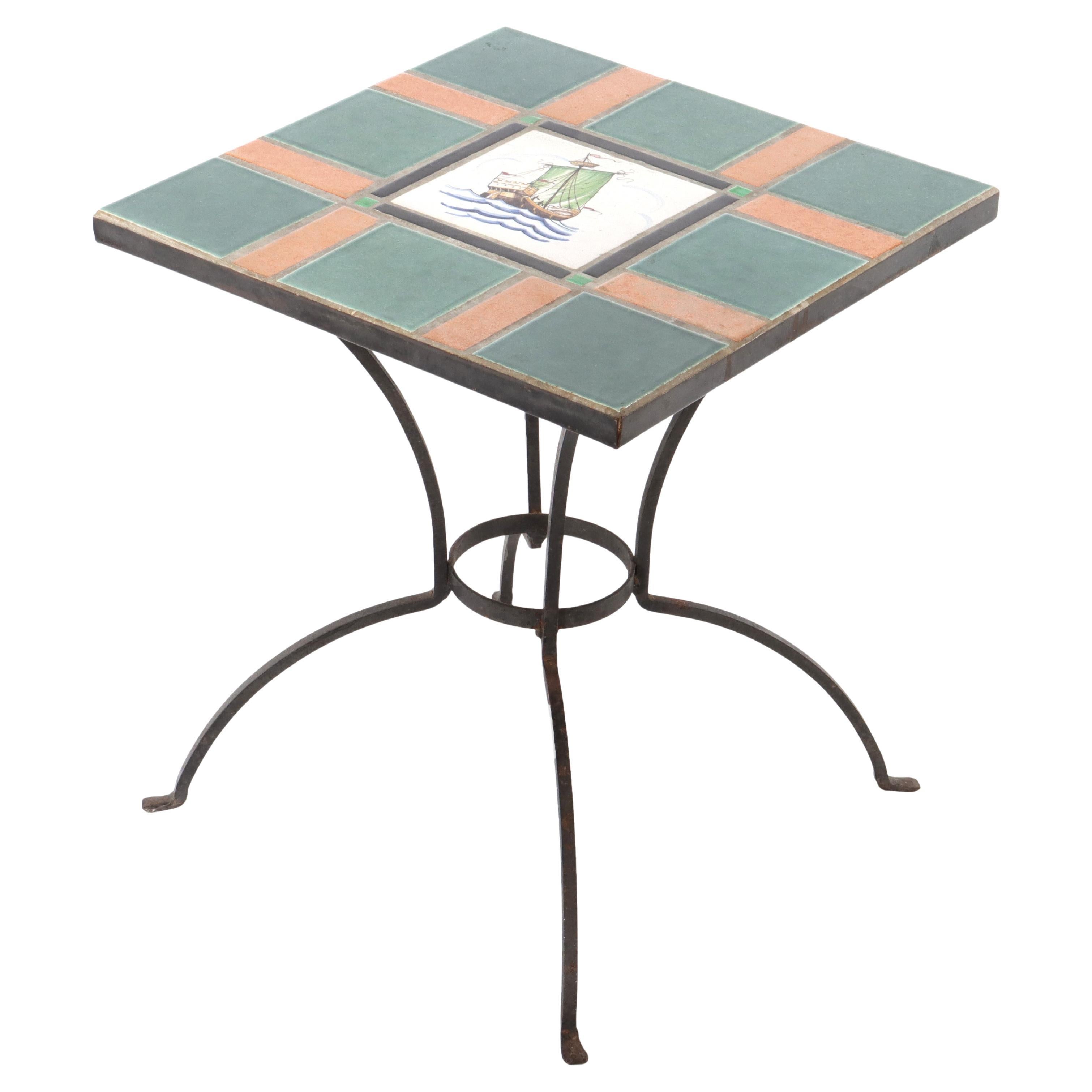 Vintage Grueby School Arts & Crafts Mesa de hierro forjado con tablero de azulejos c1920