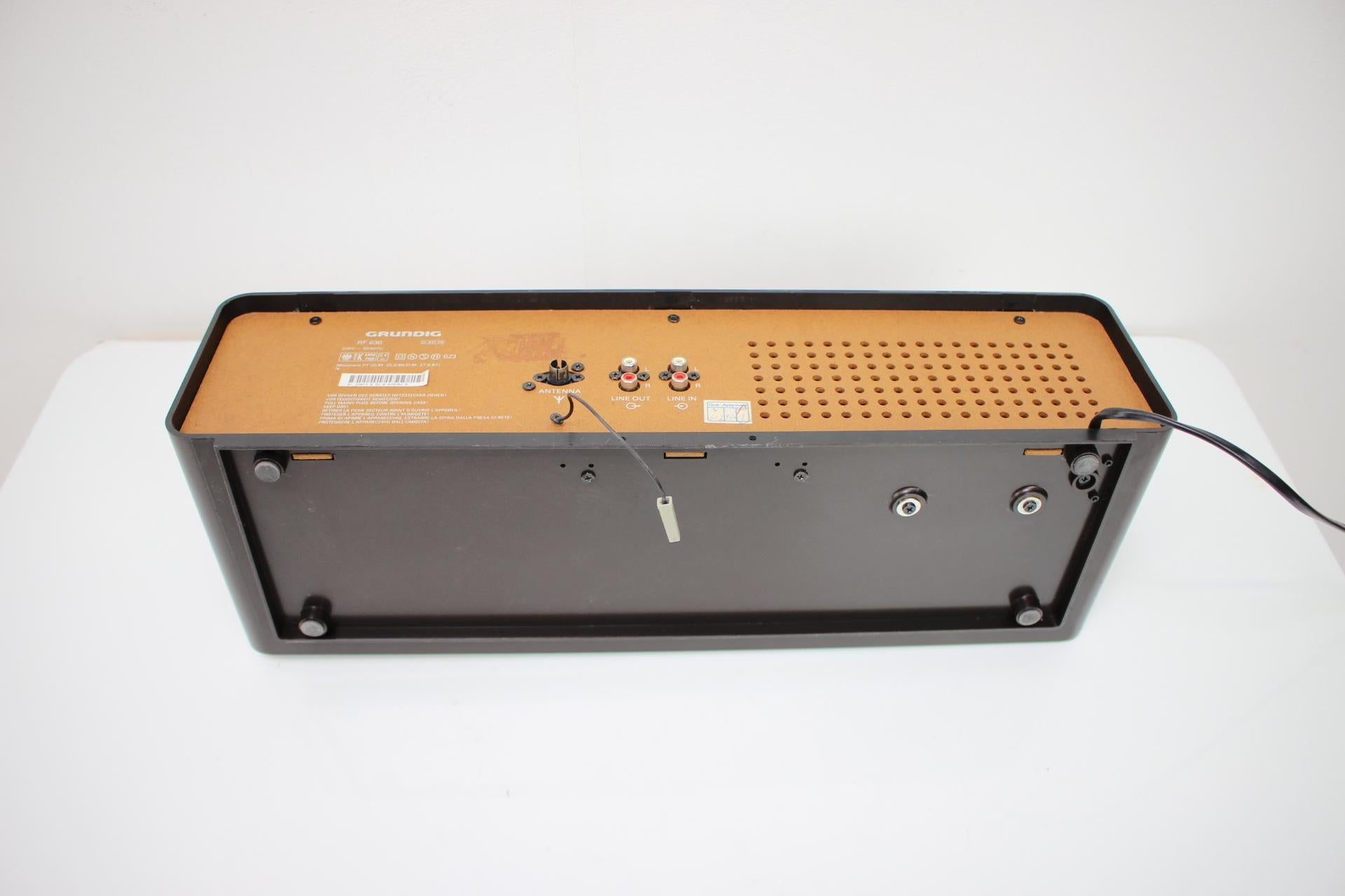 Radio vintage Grundig RF 630, prodotta in Germania negli anni '90.
Realizzato in plastica, metallo e bachelite.
In condizioni originali, lucidato e pulito.
Completamente funzionante.