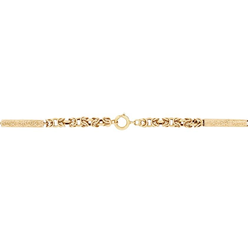 Realizzata in oro rosa a 9 carati, questa collana vintage è lunga 62″.  Questa collana è stata realizzata negli anni '70 nello stile di una catena di guardia vittoriana e presenta intricati motivi su ciascuna delle barre della catena. Si tratta di