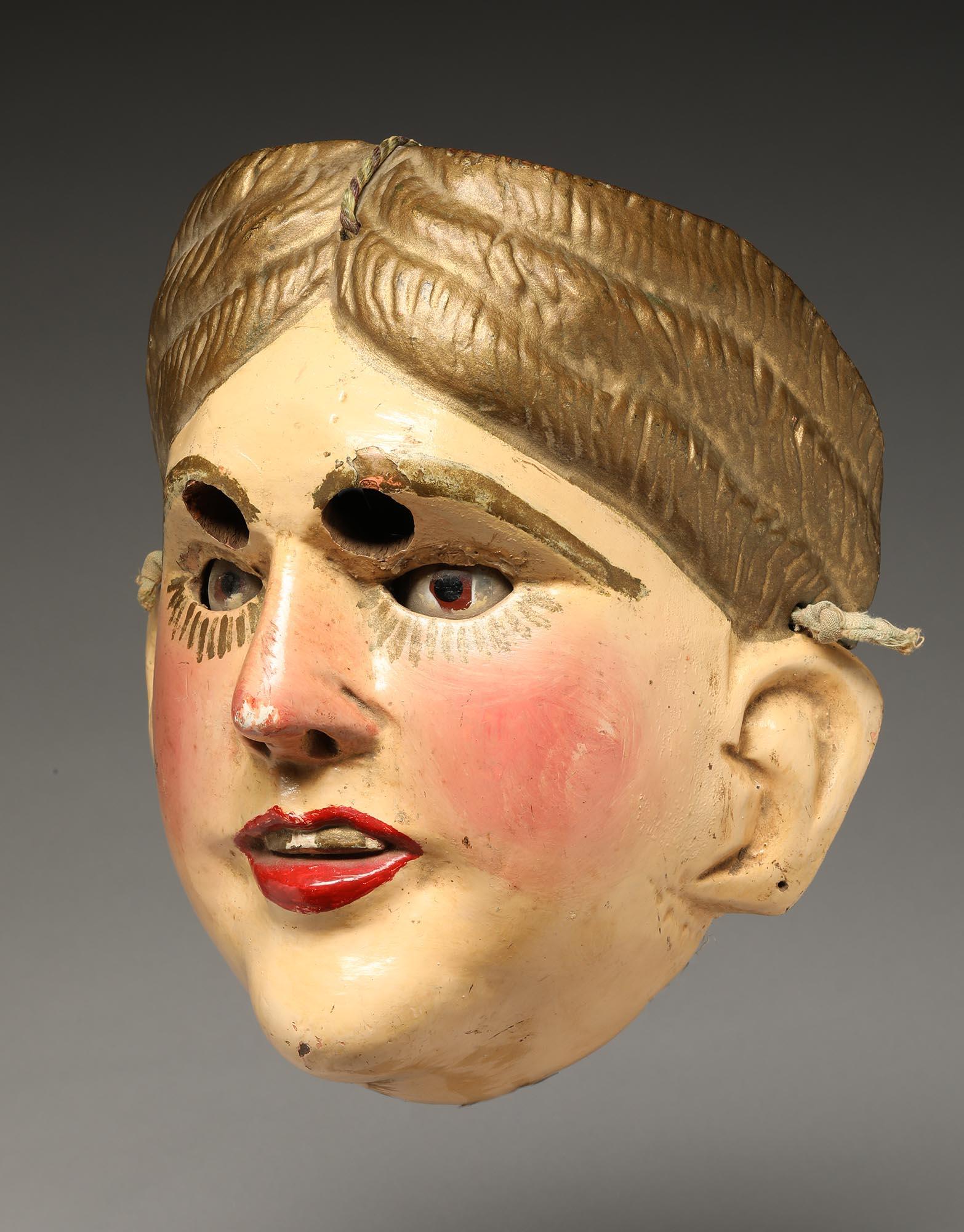 Guatemaltekische Tänze Maske hübsche weibliche Figur frühes 20. Jahrhundert Gold (Stammeskunst) im Angebot